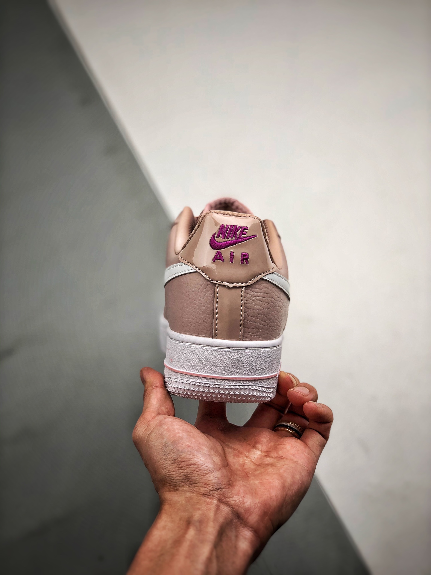 170 Air Force 1 ”Swoosh” 白粉配色 官网同步发售