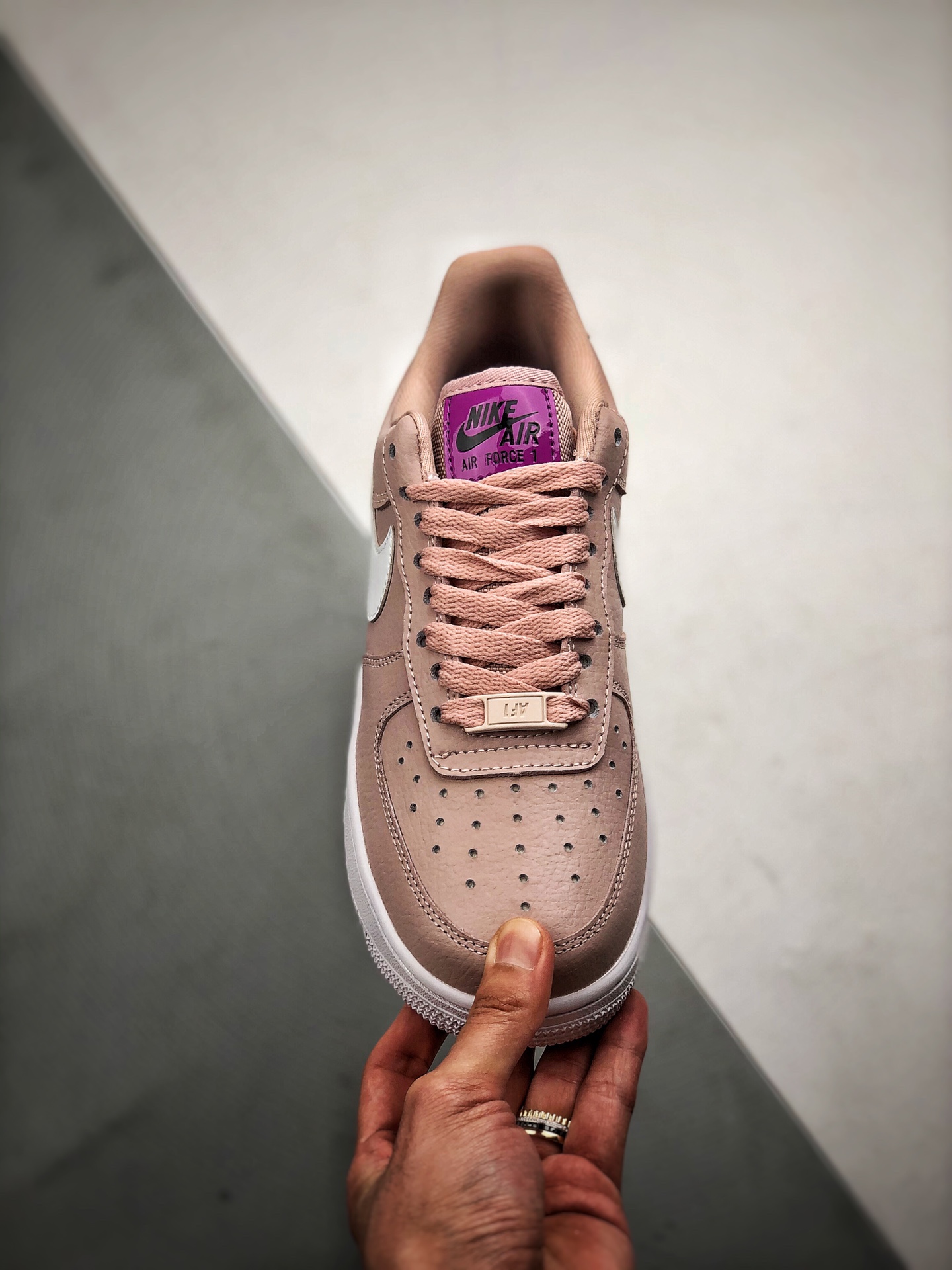 170 Air Force 1 ”Swoosh” 白粉配色 官网同步发售