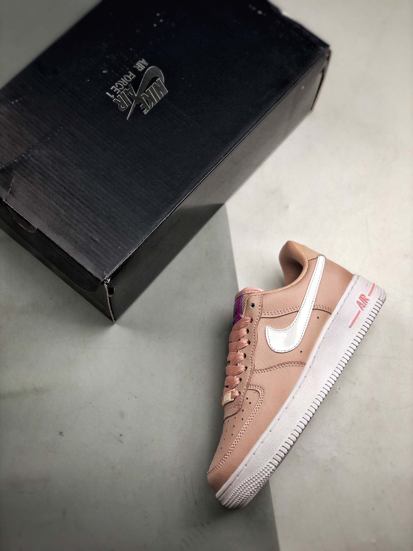 170 Air Force 1 ”Swoosh” 白粉配色 官网同步发售