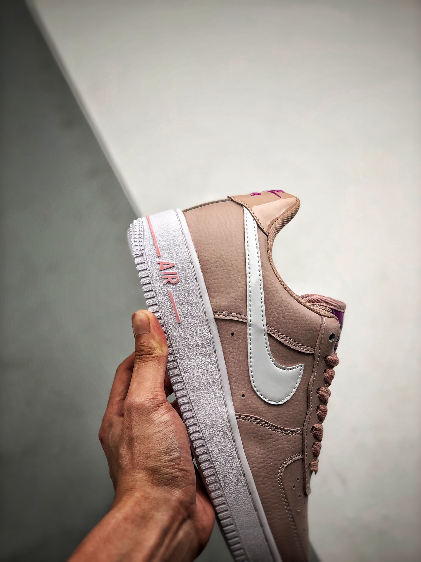 170 Air Force 1 ”Swoosh” 白粉配色 官网同步发售