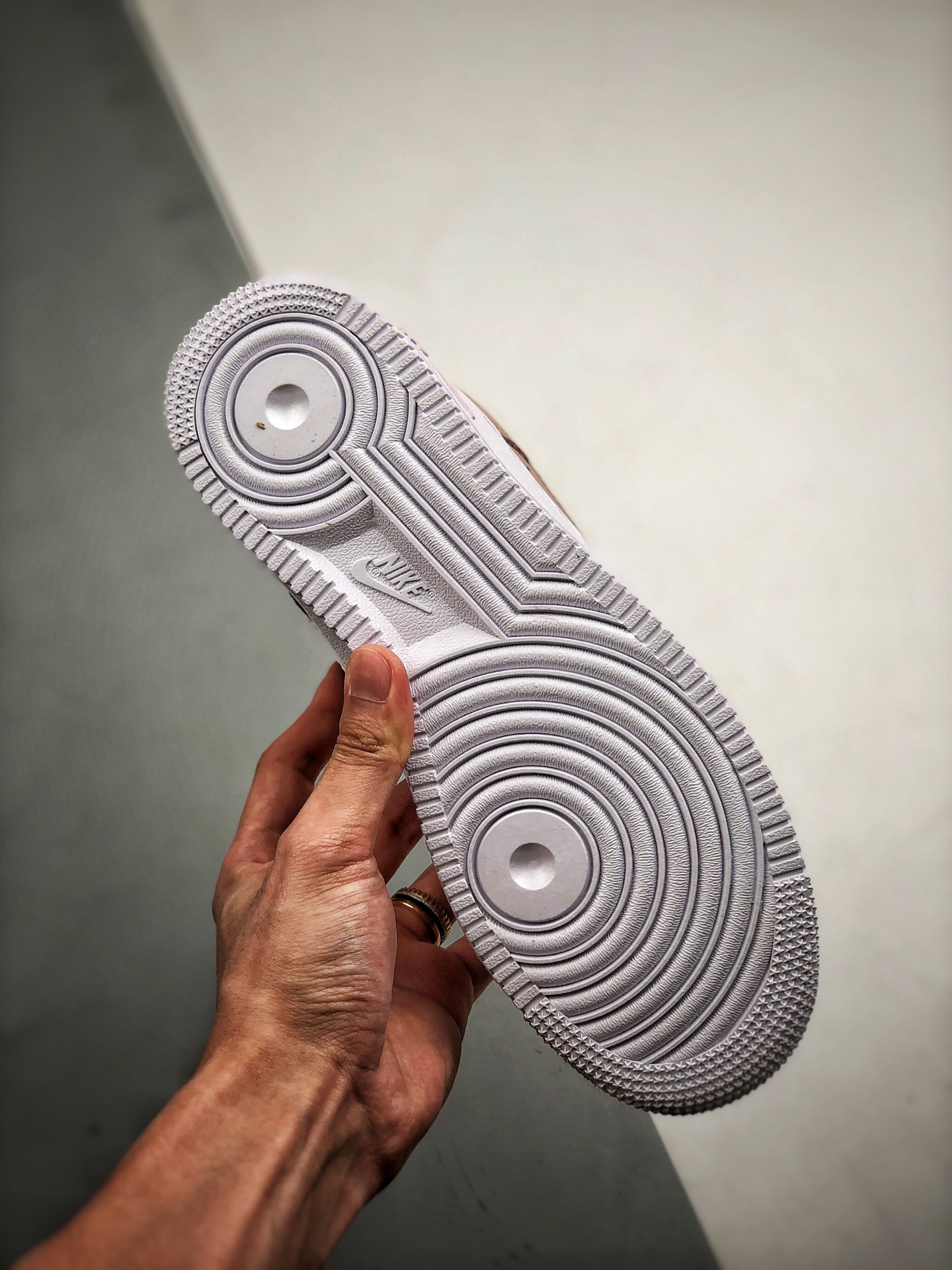 170 Air Force 1 ”Swoosh” 白粉配色 官网同步发售