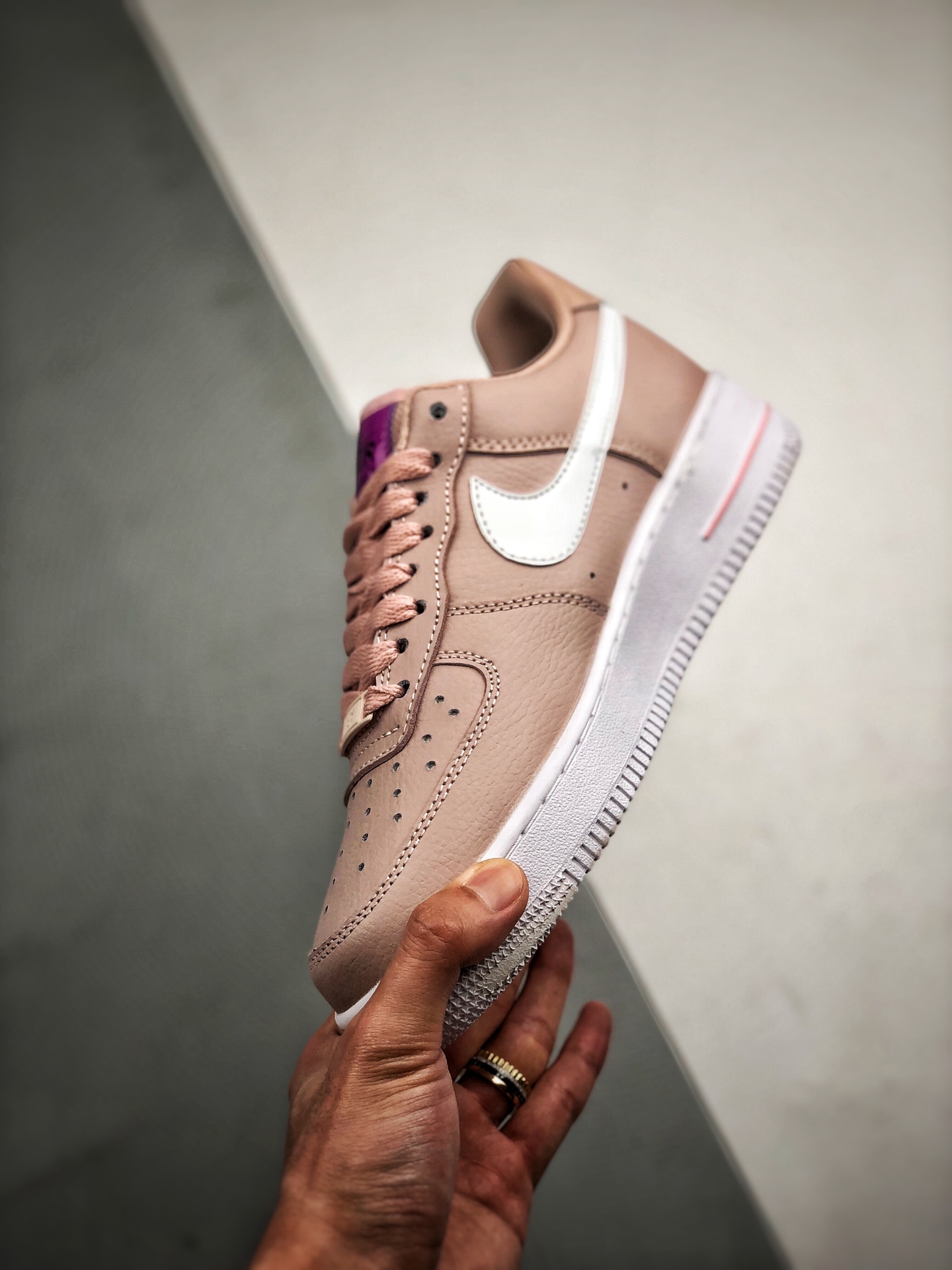 170 Air Force 1 ”Swoosh” 白粉配色 官网同步发售