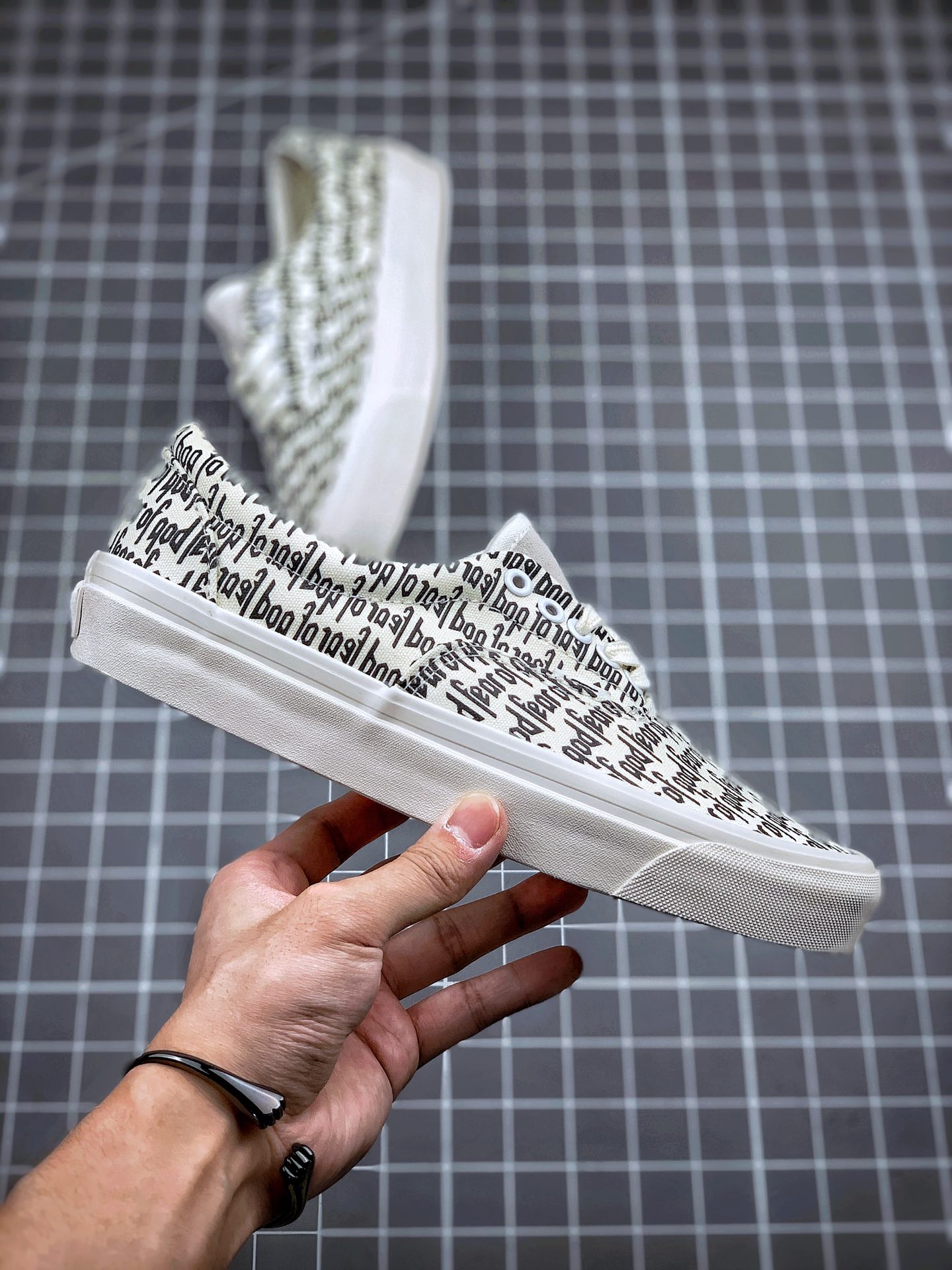 140 Vans x Fog Era 字母印花 敬畏上帝  鞋身盖覆满手写的 ”Fear  Of God”