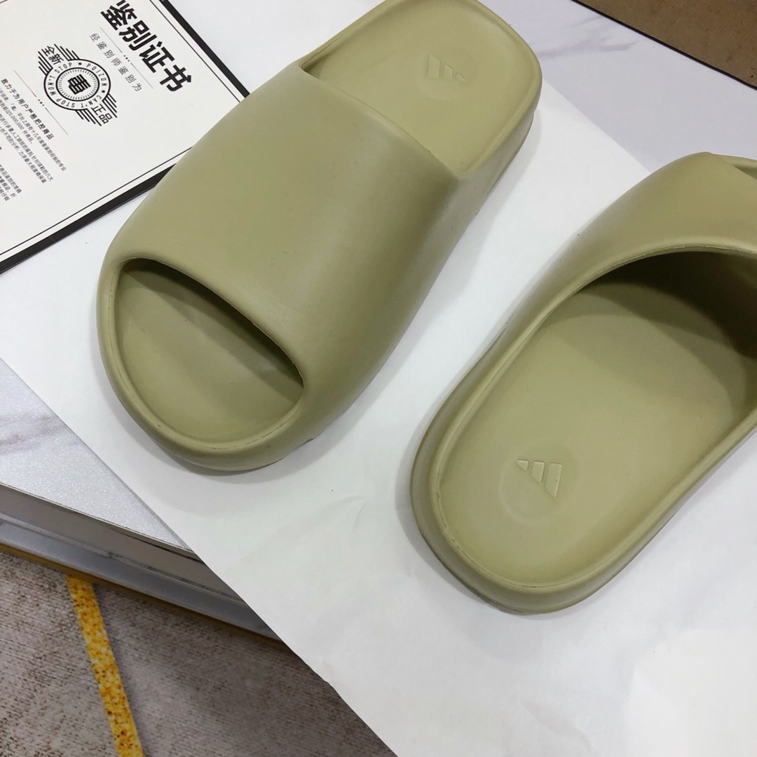 Unknown 男女鞋采用EVA泡棉式一体成形鞋模#配置鞋底凹埳设计亦提供缓震及抓地力 侃爷再度联乘Kanye West x Adidas Yeezy Slide“Bone”椰子户外风格沙滩涉水百搭运动穿搭拖鞋拖鞋
