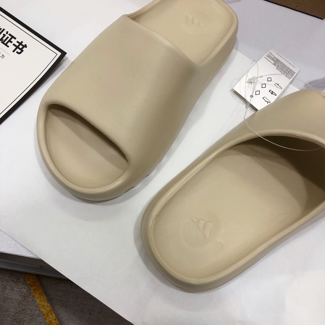 Unknown 男女鞋采用EVA泡棉式一体成形鞋模#配置鞋底凹埳设计亦提供缓震及抓地力 侃爷再度联乘Kanye West x Adidas Yeezy Slide“Bone”椰子户外风格沙滩涉水百搭运动穿搭拖鞋拖鞋