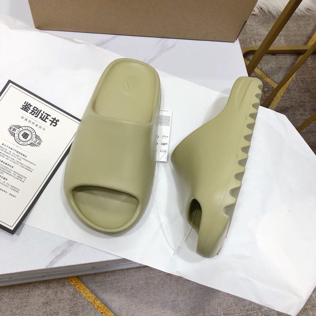 Unknown 男女鞋采用EVA泡棉式一体成形鞋模#配置鞋底凹埳设计亦提供缓震及抓地力 侃爷再度联乘Kanye West x Adidas Yeezy Slide“Bone”椰子户外风格沙滩涉水百搭运动穿搭拖鞋拖鞋