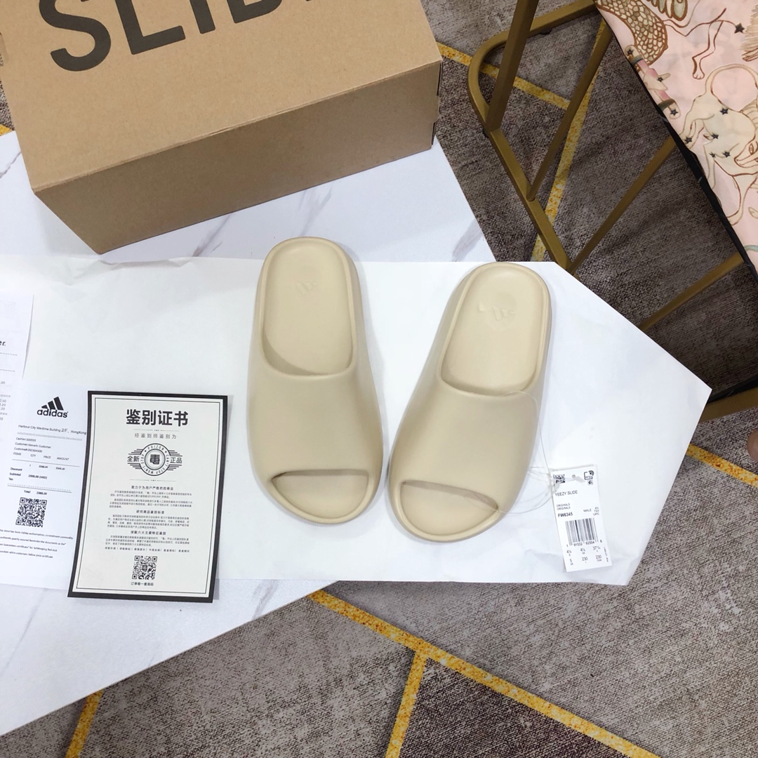 Unknown 男女鞋采用EVA泡棉式一体成形鞋模#配置鞋底凹埳设计亦提供缓震及抓地力 侃爷再度联乘Kanye West x Adidas Yeezy Slide“Bone”椰子户外风格沙滩涉水百搭运动穿搭拖鞋拖鞋