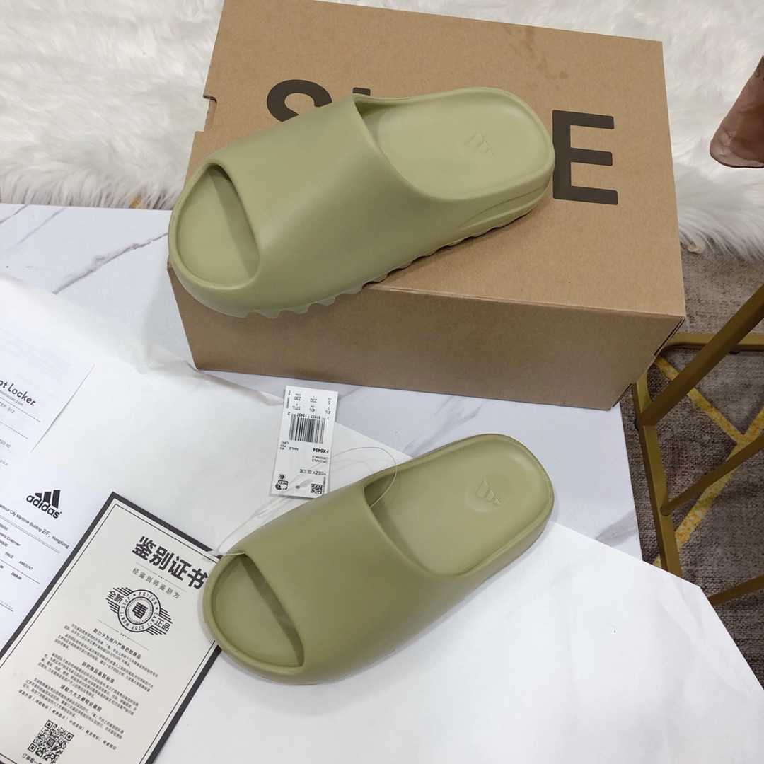 Unknown 男女鞋采用EVA泡棉式一体成形鞋模#配置鞋底凹埳设计亦提供缓震及抓地力 侃爷再度联乘Kanye West x Adidas Yeezy Slide“Bone”椰子户外风格沙滩涉水百搭运动穿搭拖鞋拖鞋
