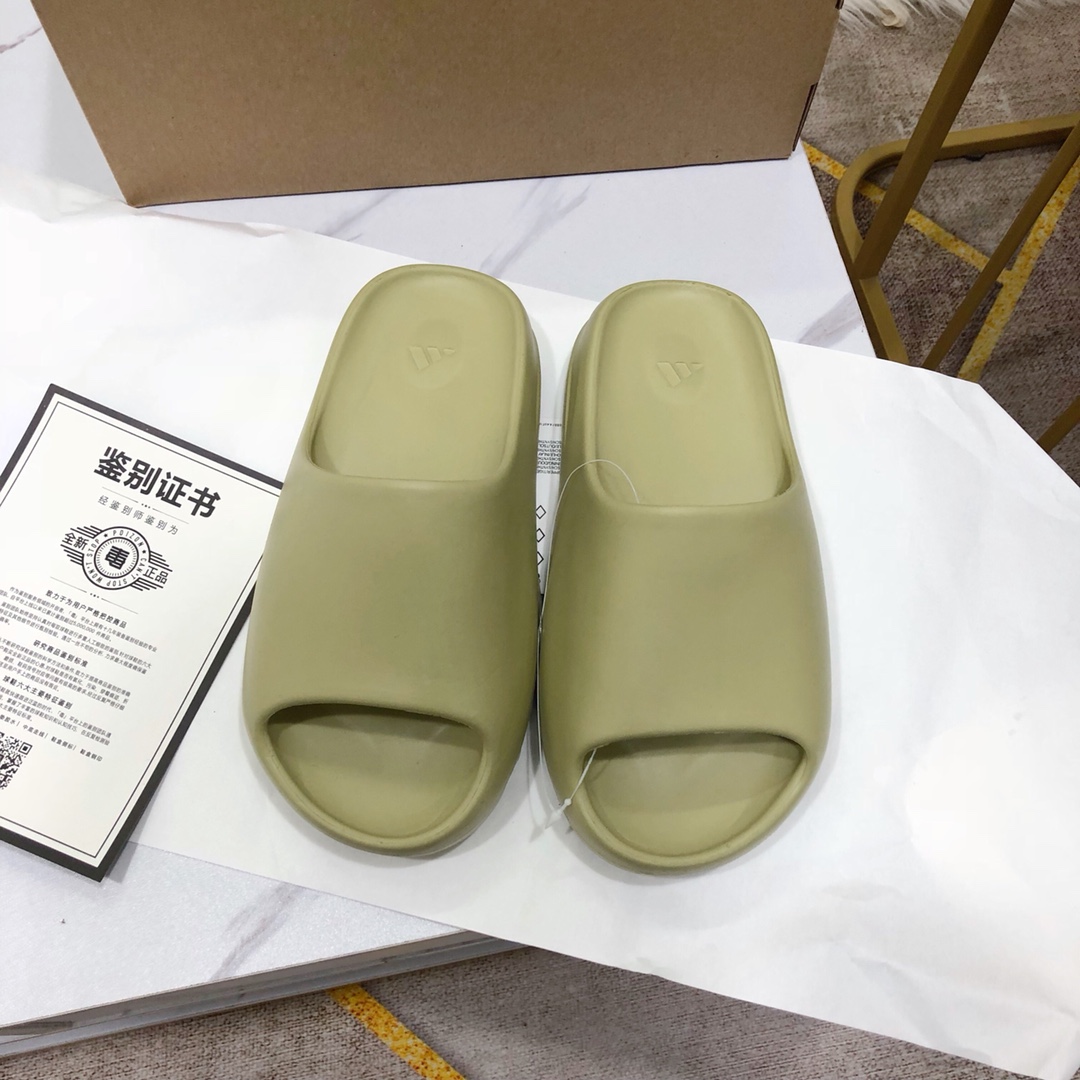 Unknown 男女鞋采用EVA泡棉式一体成形鞋模#配置鞋底凹埳设计亦提供缓震及抓地力 侃爷再度联乘Kanye West x Adidas Yeezy Slide“Bone”椰子户外风格沙滩涉水百搭运动穿搭拖鞋拖鞋