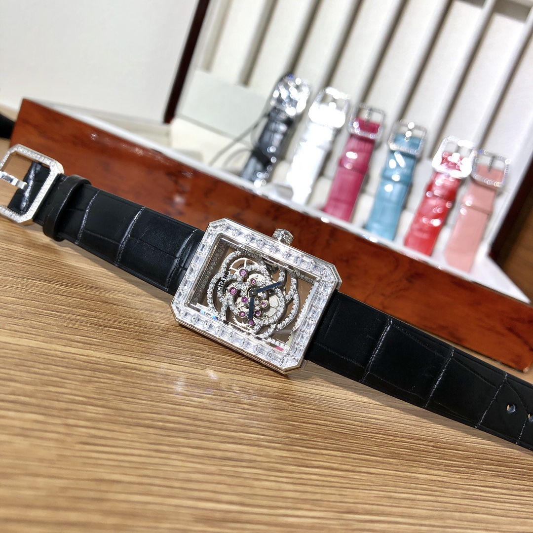 Chanel Premiere Camellia Skeleton cassa in oro bianco con diamanti, quadrante scheletrato, cinturino in alligatore blu 26 mm Meccanico da donna