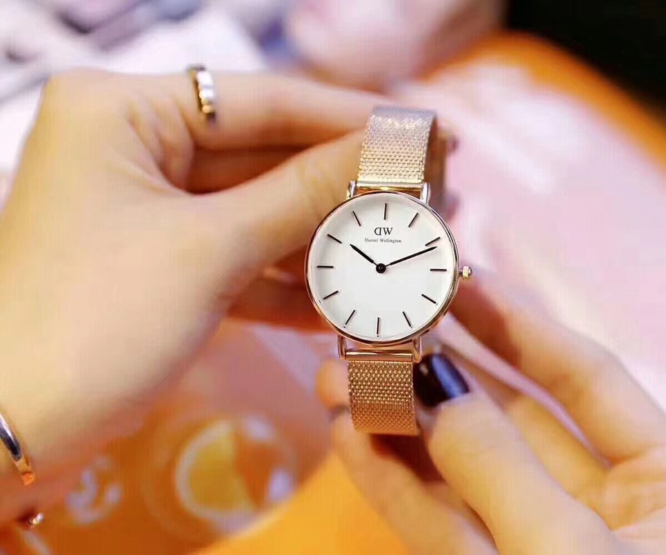 G5   退货率极低 专柜包装，保修一年 品牌:丹尼尔惠灵顿丹尼尔惠灵顿 Daniel Wellington   DW 表带:原装时尚尼龙表带 机芯:金色原装石英机芯 镜面:矿物质抗磨强化玻璃 尺寸:男款40mm 女款36mm 32mm厚度6mm