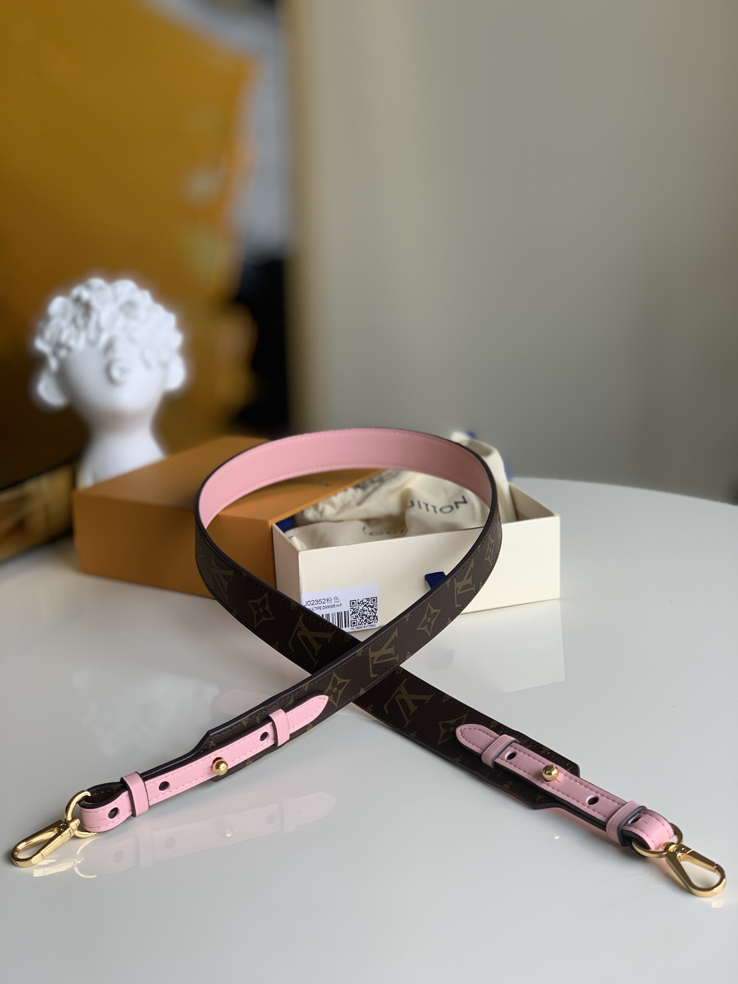 NO:395736,【Exclusive real photo J02352】Adjustable shoulder straps made of Monogram canvas and soft Napa leather create an excellent accessory for personal exclusive Louis Vuitton bags. The novel and versatile super practical spring buckle design is easy to connect and remove!  Size.0 x 3.0 x 0.2 cm.,LV【Original Leather】,louis vuitton,louis vuitton19860909【独家实拍J02352】Monogram帆布与柔软的纳帕皮革制成的可调节肩带,打造个人专属路易威登包袋的绝佳配饰.新颖而百搭超实用的弹簧扣设计,方便连接与脱卸！尺寸.0 x 3.0 x 0.2 cm .,LV【原厂皮】,louis vuitton,louis vuitton,Bag