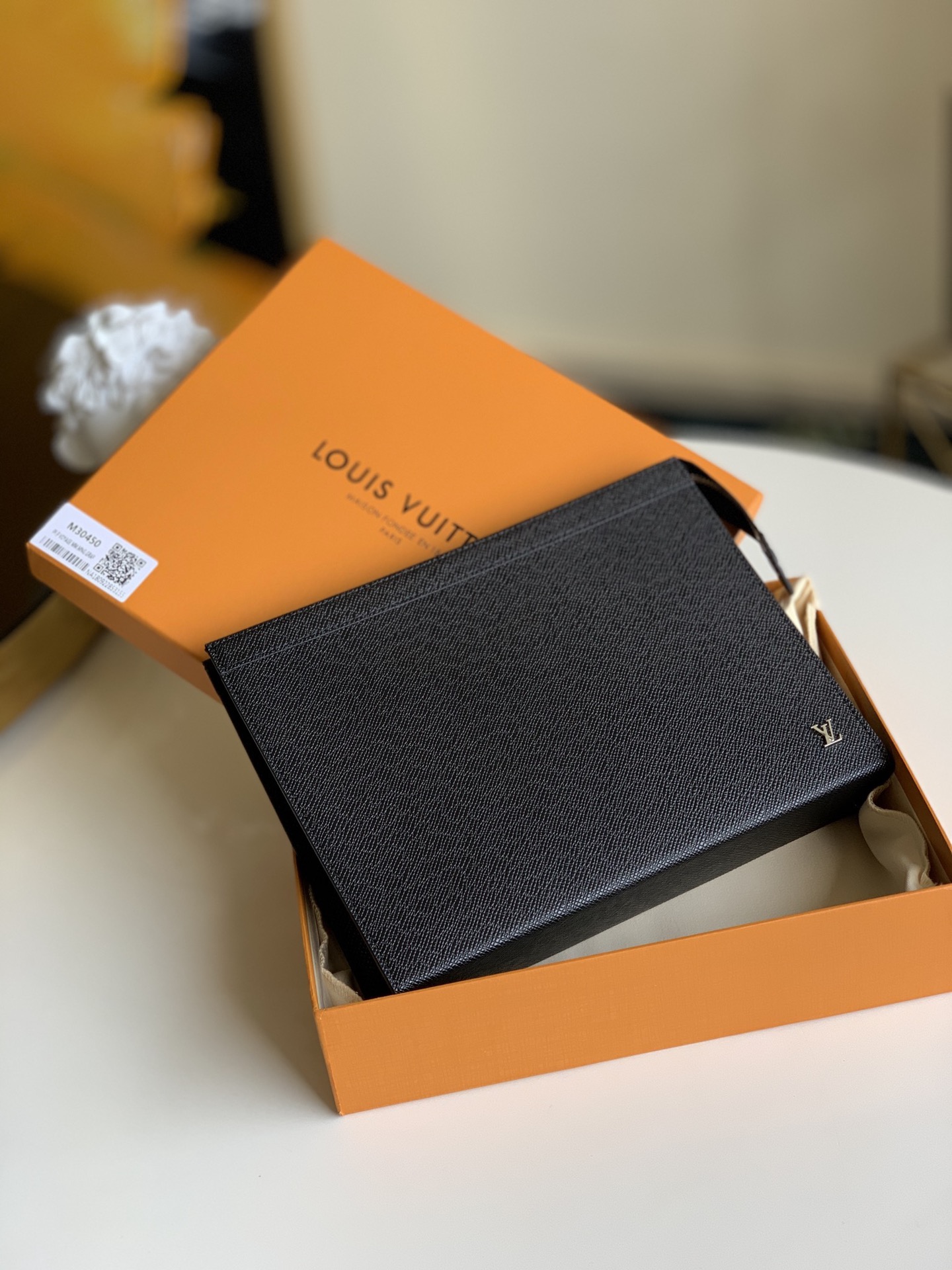 NO:395737,【Exclusive real photo M30450】Pochette Voyage clutch bag is made of deeply dyed Taga leather, with metal LV letters on the lower right corner, and a neatly structured patch pocket and card slot, which can store and carry the needs in a restrained style. It is suitable for handbags or as folders. Size: 27.0 x 21.0 x 3.0 cm.,LV【original leather】,louis vuitton,handbag19860909【独家实拍M30450】Pochette Voyage 手拿包取材深染 Taga 皮革,右下角点缀金属 LV 字母,内设结构齐整的贴袋及卡位,以内敛格调收纳随行所需.收入手袋或作为文件夹皆宜.尺寸: 27.0 x 21.0 x 3.0 cm .,LV【原厂皮】,louis vuitton,handbag,Bag