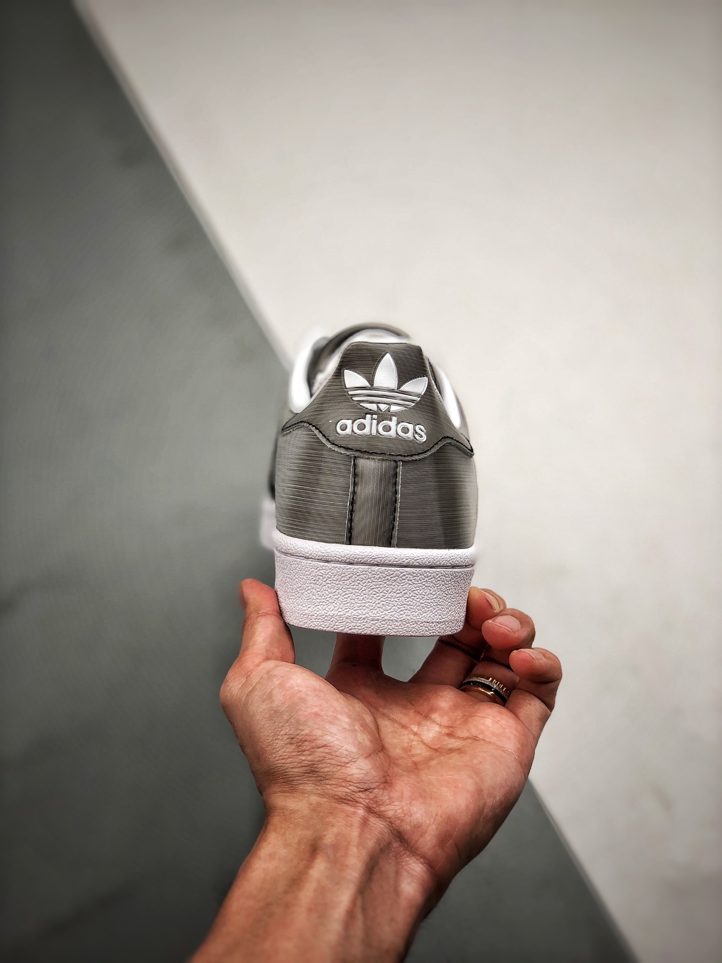 150 Adidas Originals SUPERSTAR W 灰镭射 渠道正品订单 货号：EF1480