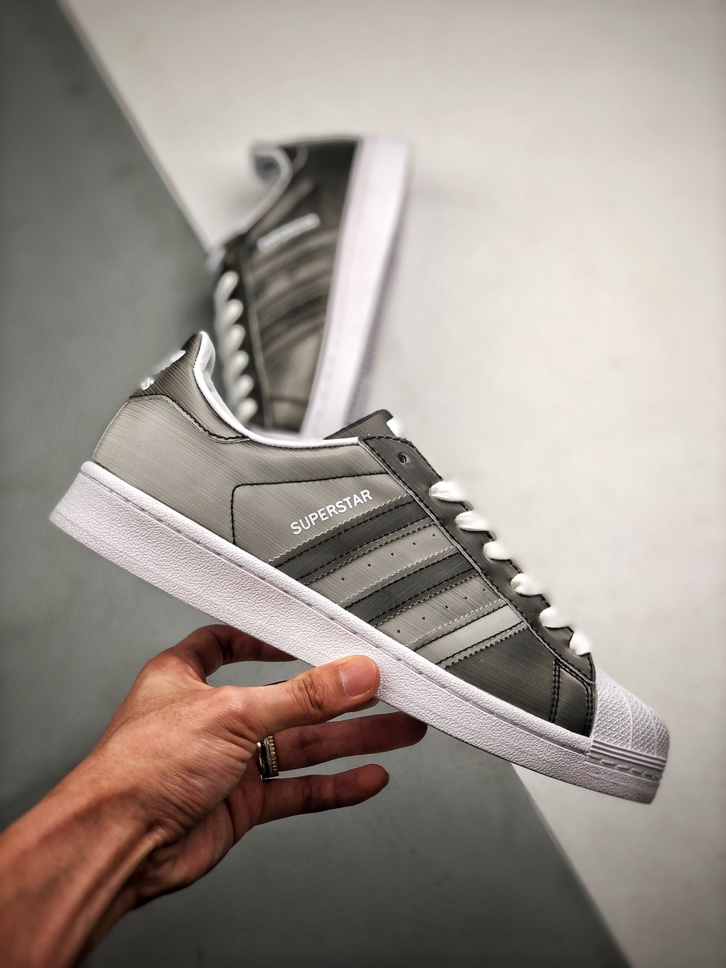 150 Adidas Originals SUPERSTAR W 灰镭射 渠道正品订单 货号：EF1480