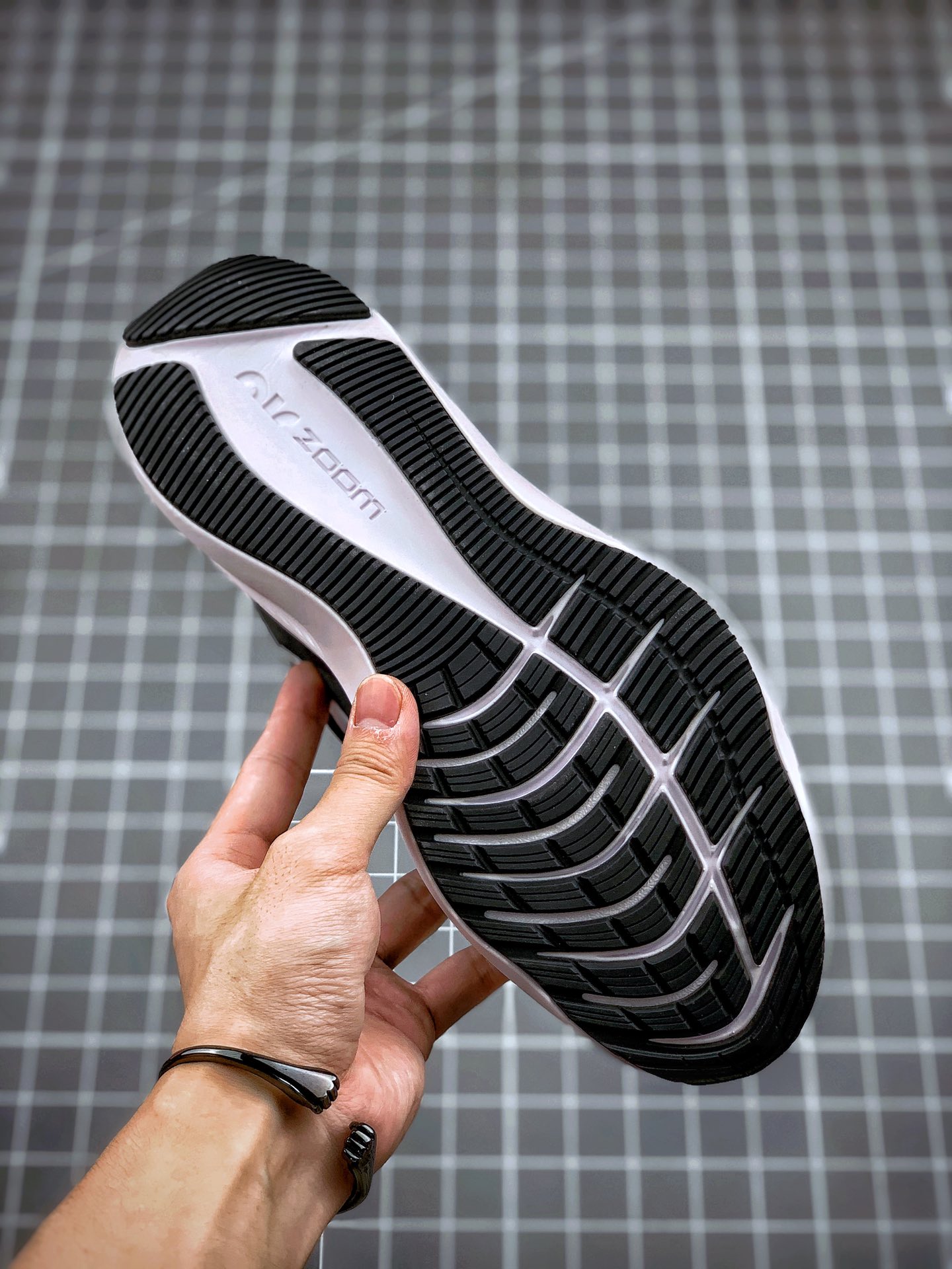 200 Nike Air Zoom Winflo 7代  网面透气训练跑步鞋 货号：CJ0291-005
