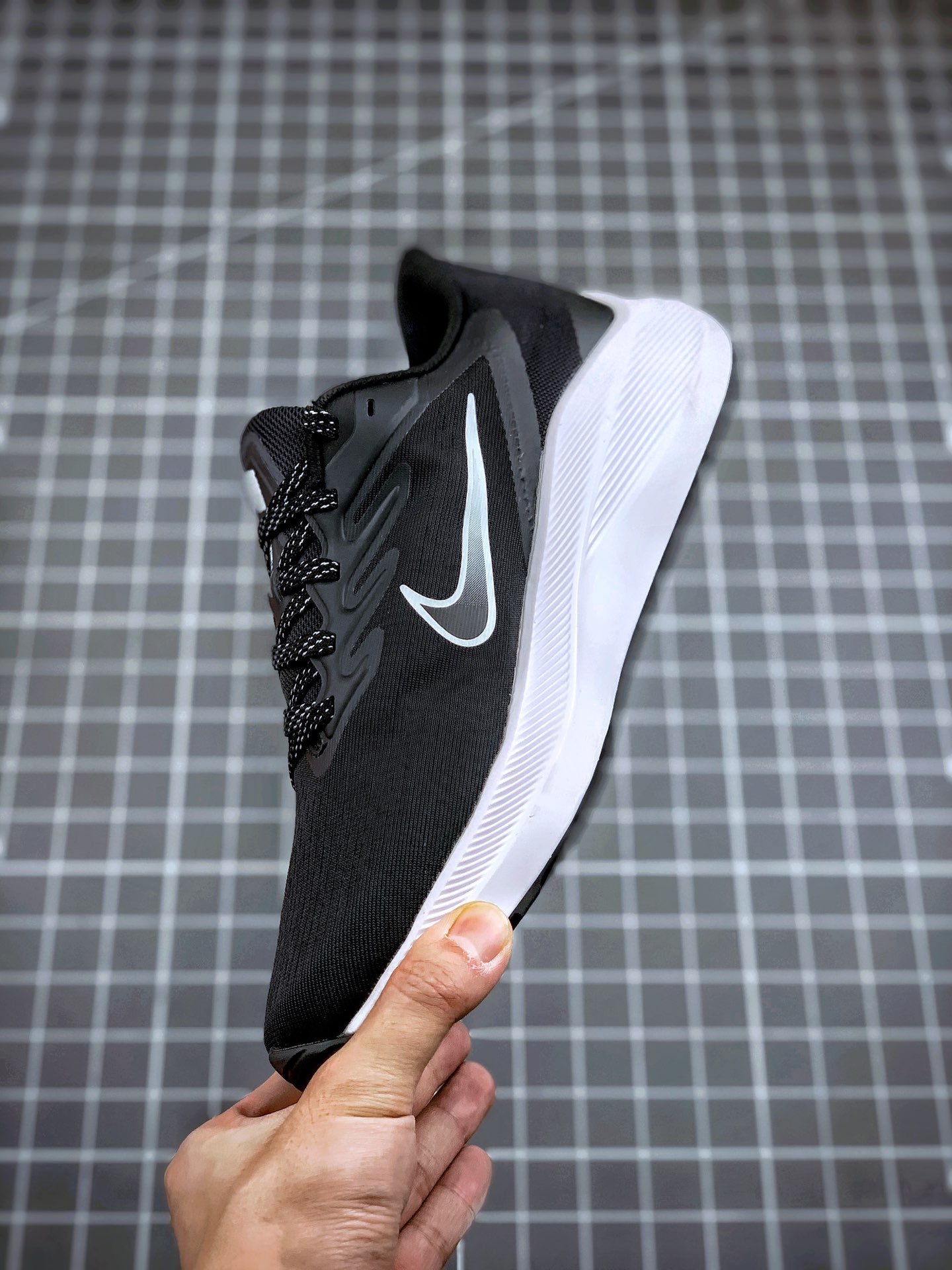 200 Nike Air Zoom Winflo 7代  网面透气训练跑步鞋 货号：CJ0291-005