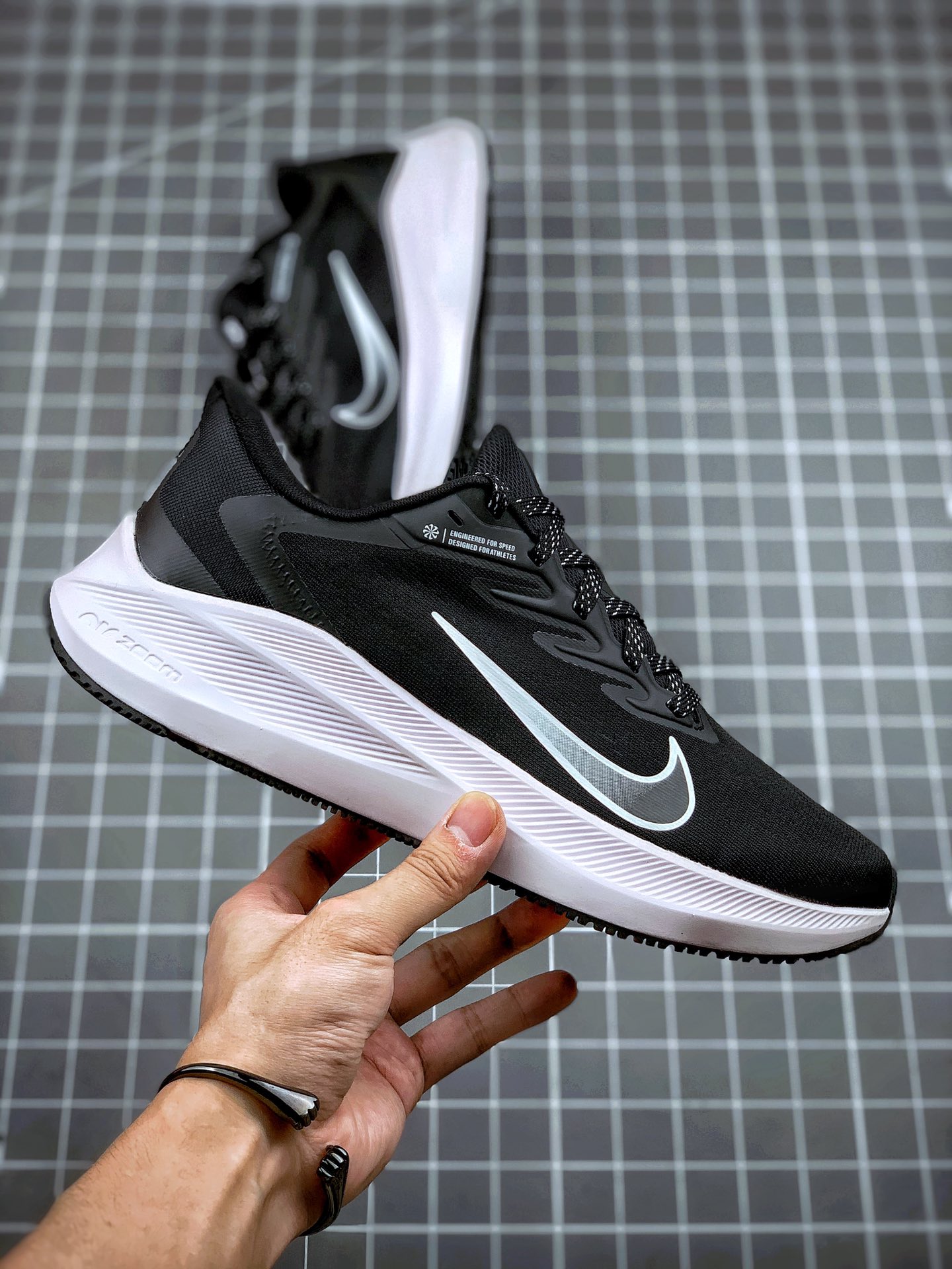 200 Nike Air Zoom Winflo 7代  网面透气训练跑步鞋 货号：CJ0291-005