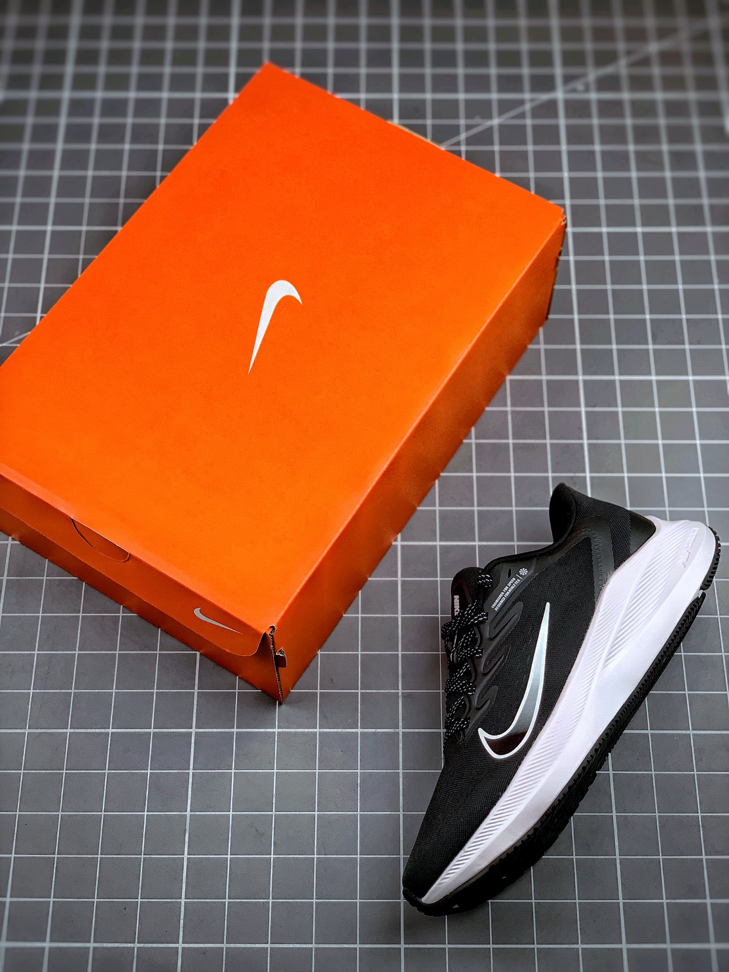 200 Nike Air Zoom Winflo 7代  网面透气训练跑步鞋 货号：CJ0291-005