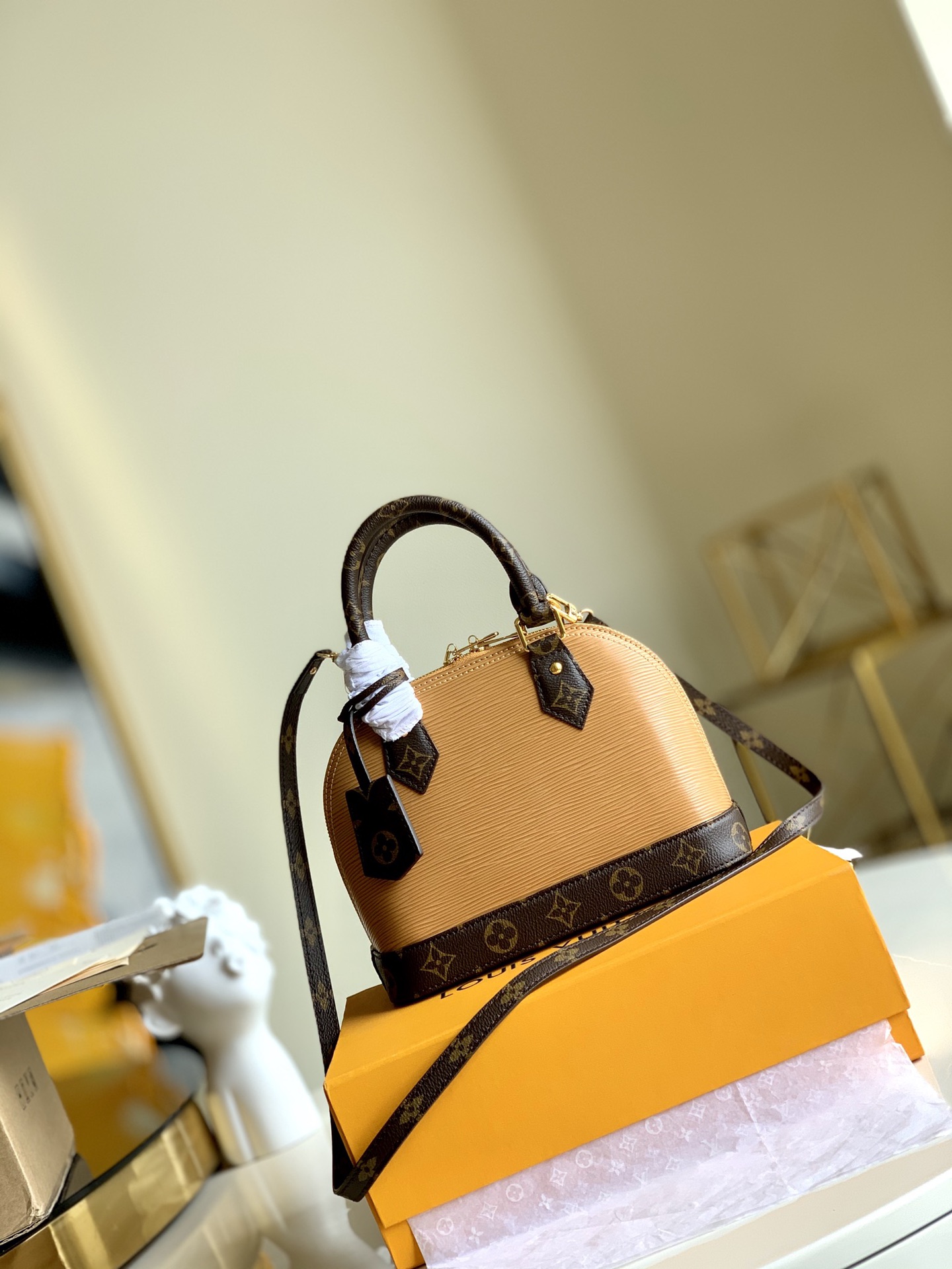 NO:395738,【Exclusive real photo M40302 presbyopia apricot color】Shell bag water-ripped Alma BB classic bag. This small bag is easy to place keys, wallets, smartphones and lipsticks. It can be detached shoulder strips, making it convenient for crossbody. The modern version of this bag continues its classic warp wheel silhouette. Presbyopia water-ripped apricot pattern shell bag oo[handshake][handshake] with Epi leather, bright colors and inspiring. Light blue color. Size 25x19x11cm.,LV [original leather],louis vuitton,wallets19860909【独家实拍M40302老花杏色】贝壳包 水波纹Alma BB 经典包款.此款小巧包的袋易于放置钥匙、钱包、智手能机和唇膏.可拆肩卸带,方便斜挎.此款包袋的现版代本延续了其经轮典廓,老花水波杏纹色贝壳包oo[握手][握手]配以Epi 皮革,色彩明亮,振奋人心.颜色浅蓝.尺寸 25x19x11cm .,LV【原厂皮】,louis vuitton,wallets,Bag