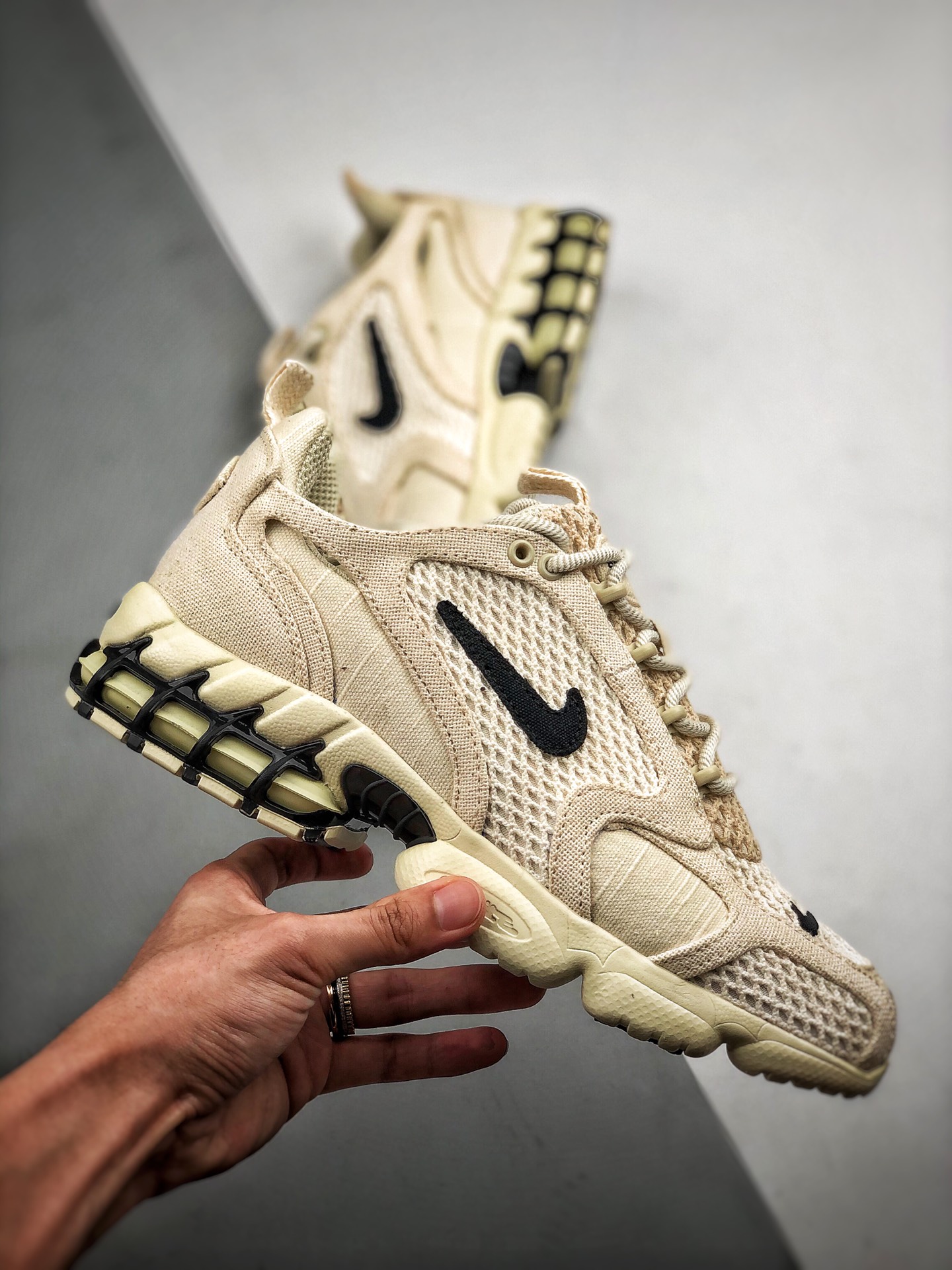 350  Stussy x Air Zoom Spiridon CG 2  超级联名 沙漠黄复古跑步鞋 CQ5486-200 乳白色鞋面搭配黑色