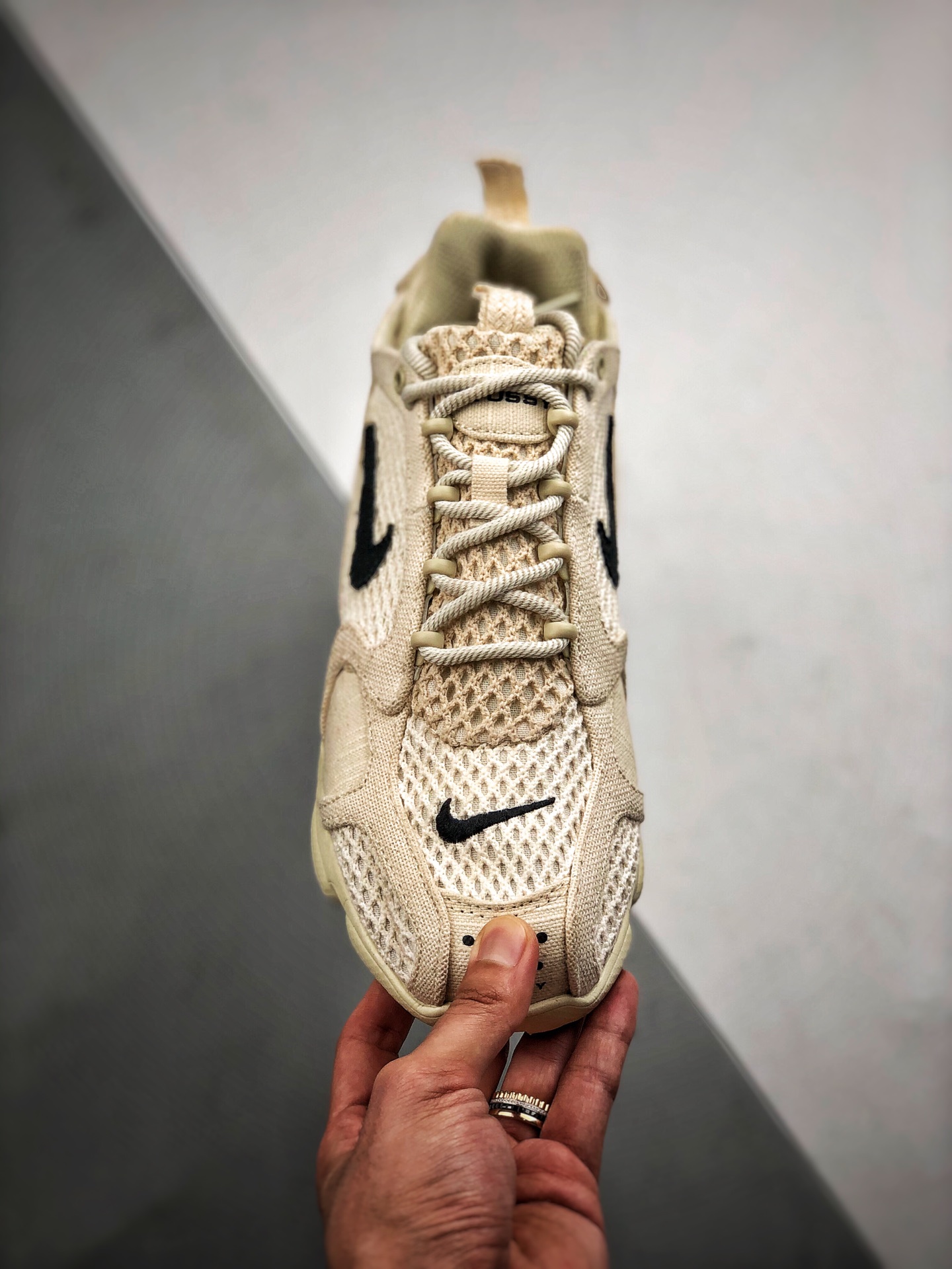 350  Stussy x Air Zoom Spiridon CG 2  超级联名 沙漠黄复古跑步鞋 CQ5486-200 乳白色鞋面搭配黑色
