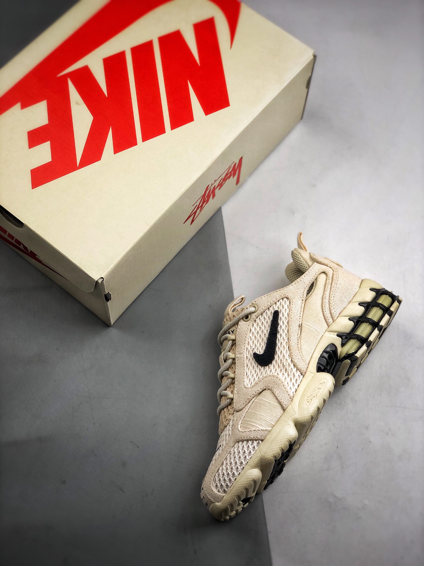 350  Stussy x Air Zoom Spiridon CG 2  超级联名 沙漠黄复古跑步鞋 CQ5486-200 乳白色鞋面搭配黑色