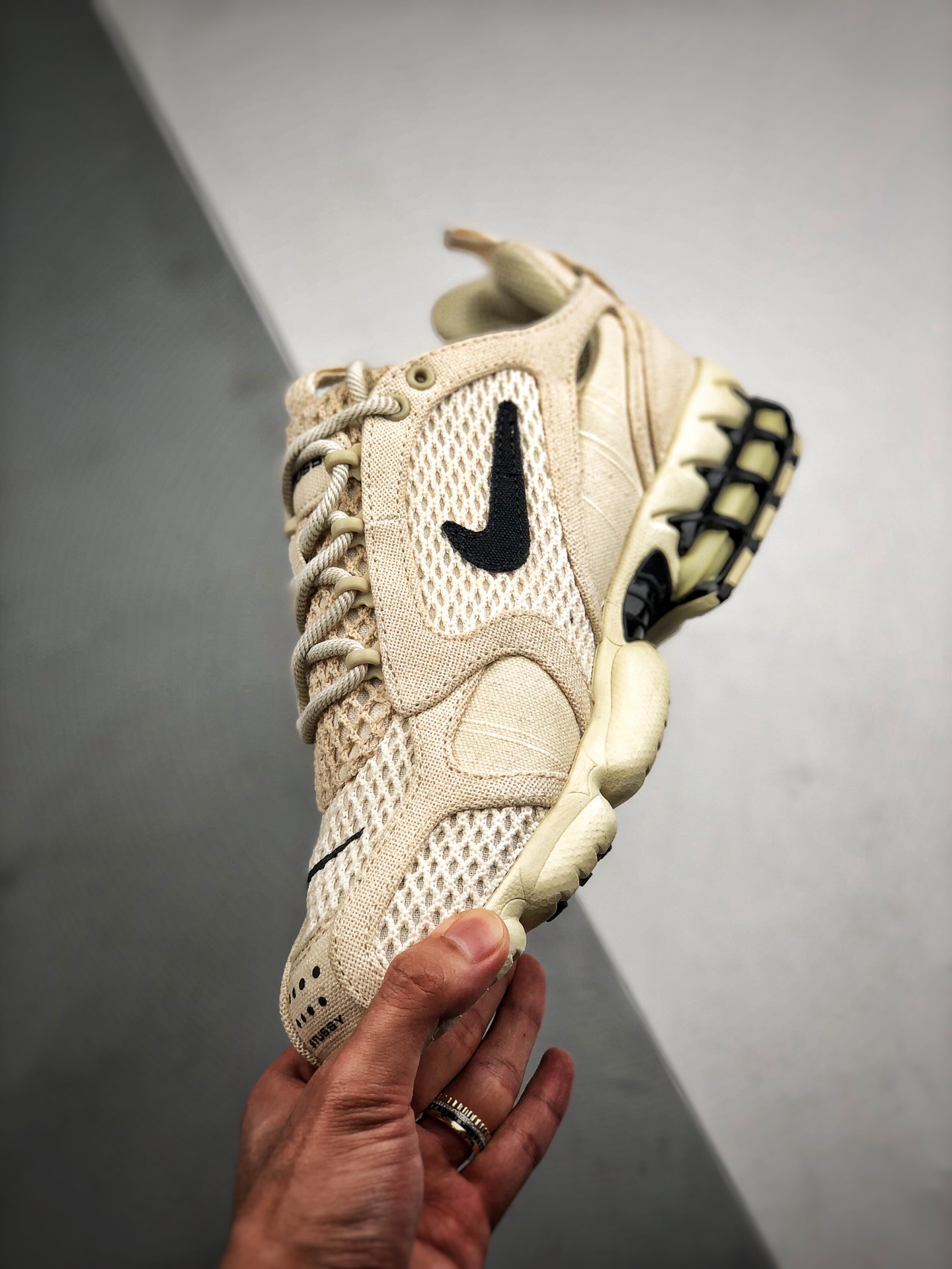 350  Stussy x Air Zoom Spiridon CG 2  超级联名 沙漠黄复古跑步鞋 CQ5486-200 乳白色鞋面搭配黑色
