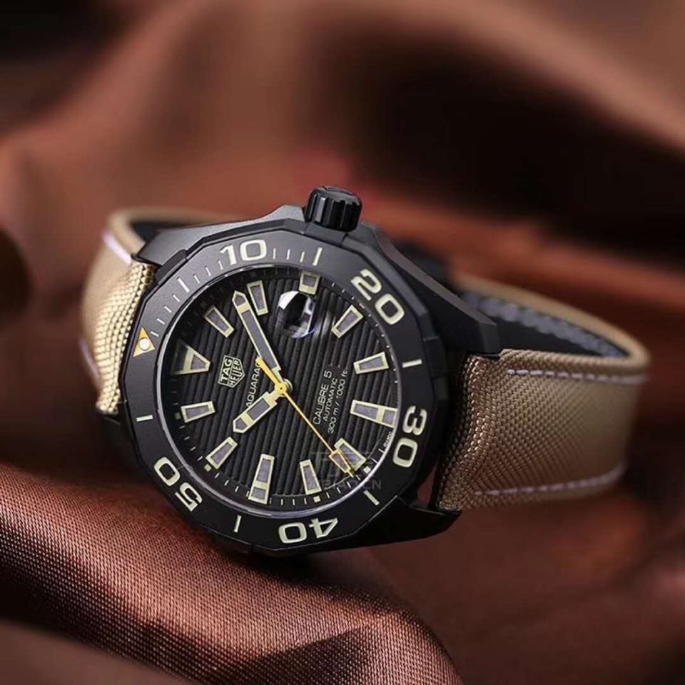 NO:727510,You can customize the counter inspection code. Batch: Original box: 50. Hot model returns. High-looking belt style, titanium shell!  Hard goods. Original Tagheuer, TAG Heuer Aquaracer series mechanical watches, over 10,000 yuan at the counter. ~43mm diameter, sapphire mirror, super luminous hands, original movement, support for disassembly and inspection, tough guy style, ultra-difficult stainless steel brushing process that cannot be imitated, one watch and one code with a hangtag, synchronization at the counter!  Brand new complete set of [color][color][color],,tag heue19860909可以订做专柜查验码 批: 原盒:50 爆款回货 高颜值皮带款,钛壳！硬货.Original Tagheuer,泰格豪雅竞潜系列机械表,专柜1万+. ~43mm表径,蓝宝石镜面,超强夜光指针,原装机芯,支持拆机验货,硬汉风格,超高难度精钢拉丝工艺无法仿制,一表一码配吊牌,专柜同步！全新全套出[色][色][色],,tag heue,Watch