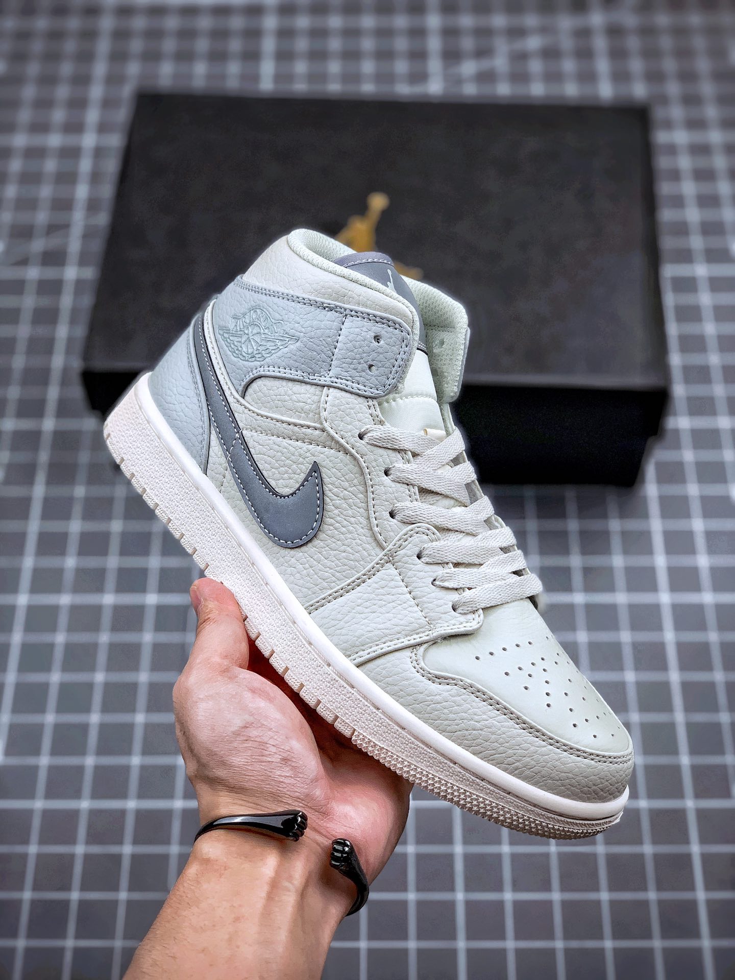 250 Air Jordan 1 Mid 米灰3M