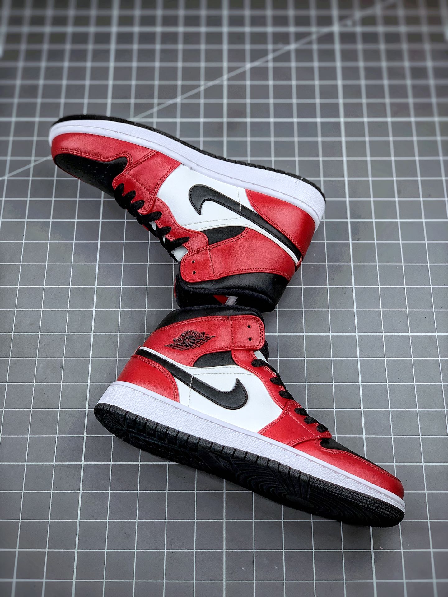 250 艺 Air Jordan 1 Mid 翻转芝加哥554724-069