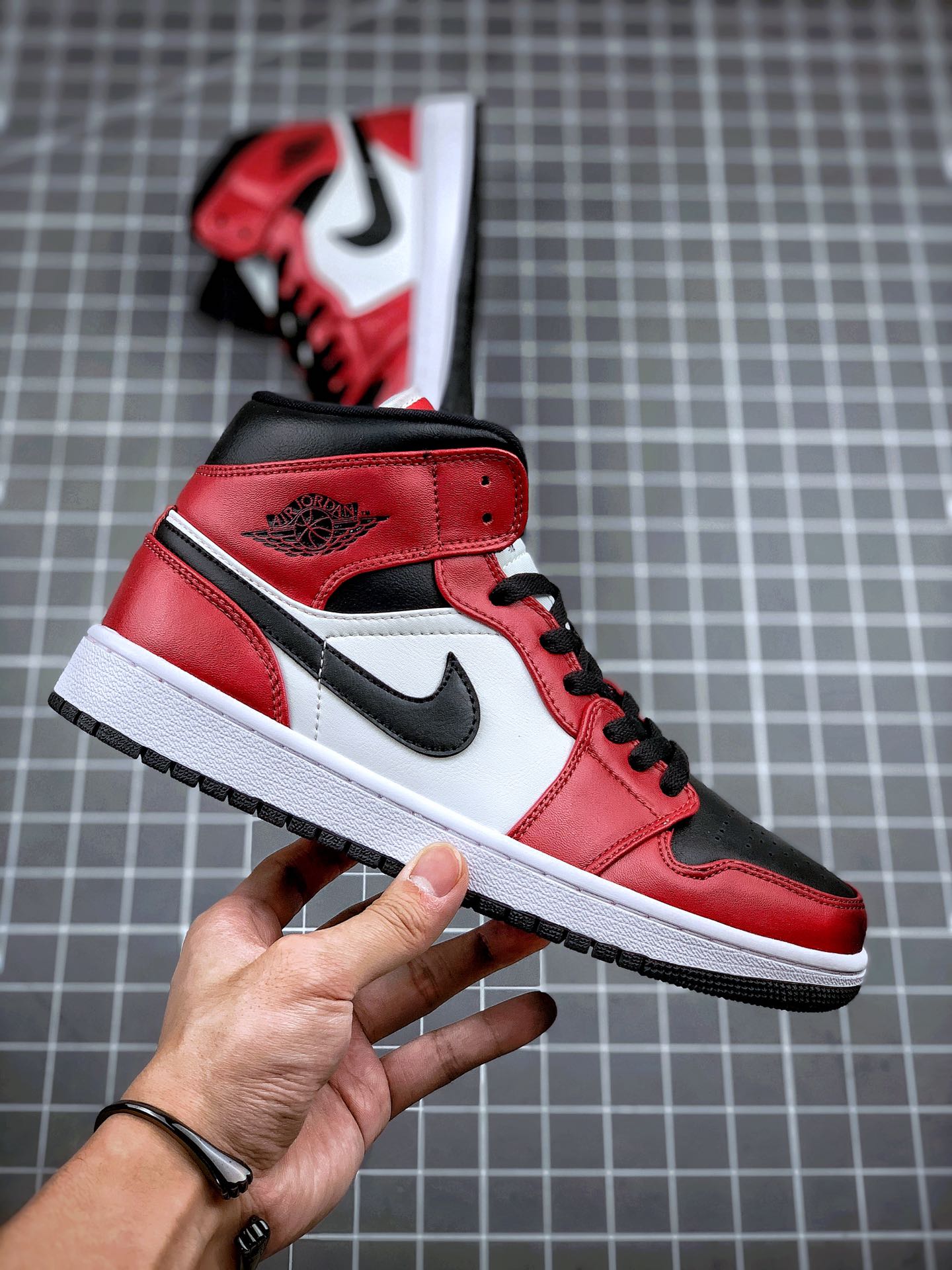 250 艺 Air Jordan 1 Mid 翻转芝加哥554724-069