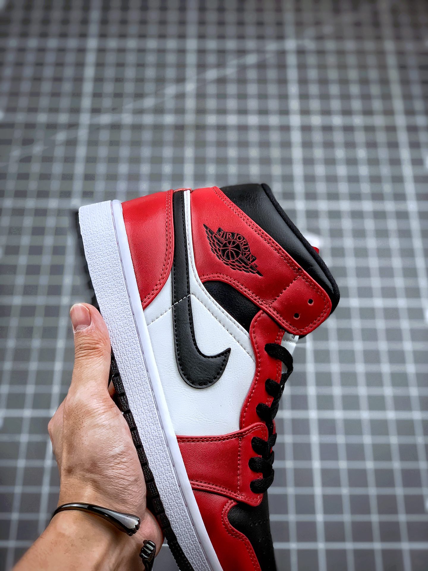 250 艺 Air Jordan 1 Mid 翻转芝加哥554724-069