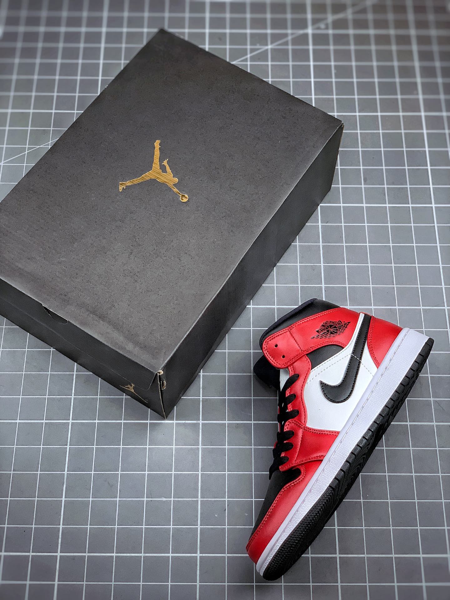 250 艺 Air Jordan 1 Mid 翻转芝加哥554724-069