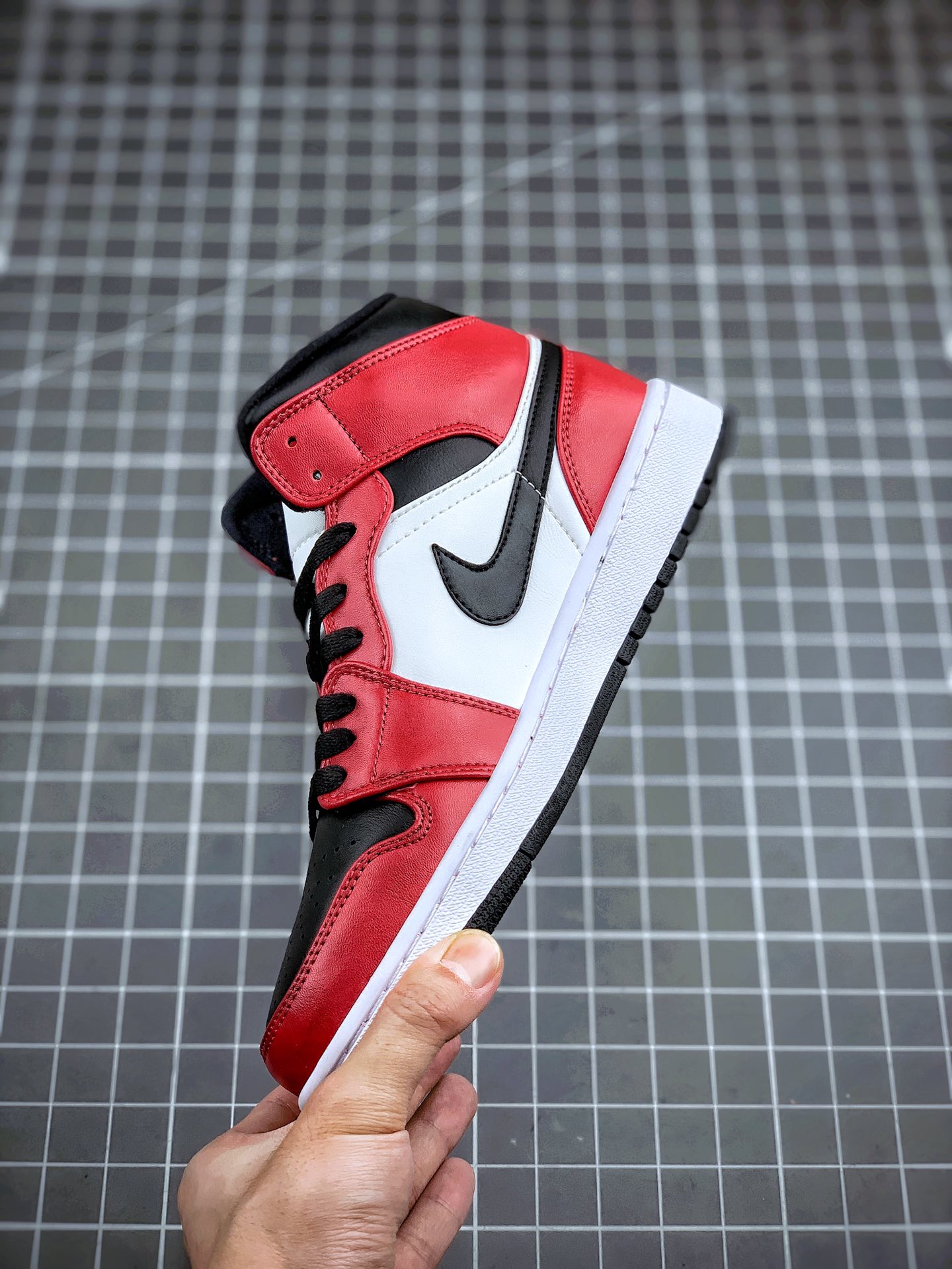 250 艺 Air Jordan 1 Mid 翻转芝加哥554724-069