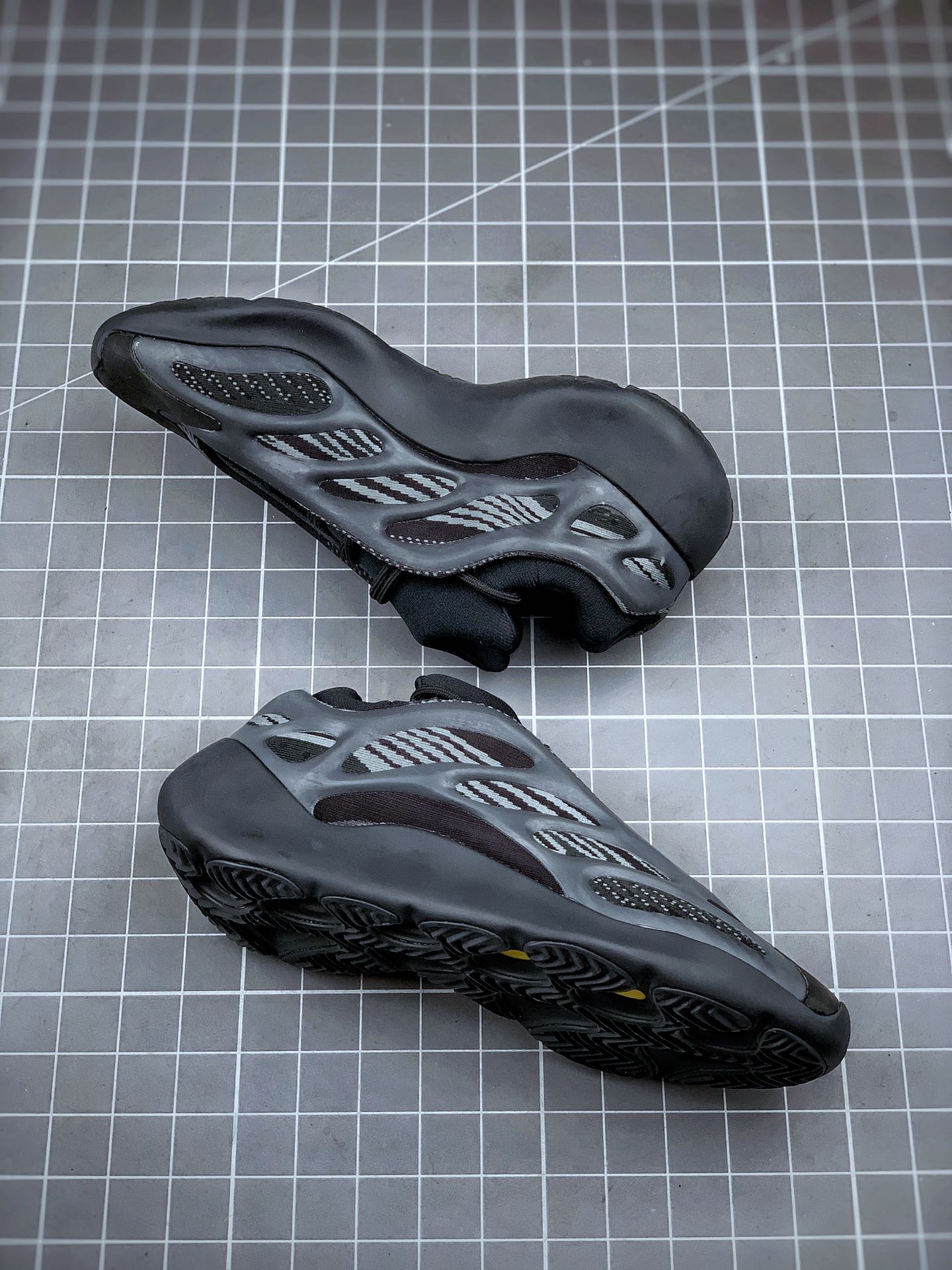 450 YEEZY 700 V3 ”异形Azael”  外贸指令单 渠道裸鞋级产物