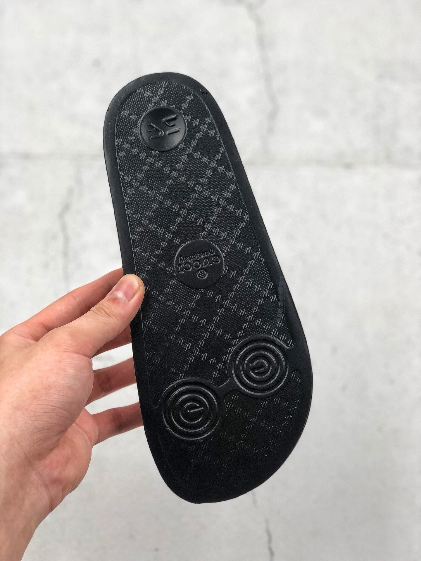 支持放店gucci 古奇官网主推款3d印花一字拖鞋历年经典爆款正品原版开模高端复刻gucci ss 夏季时尚潮流爆款毫无悬念的网红单品时装周街拍出镜率超高潮流必备款百搭简单易驾驭原版花盒全套包装