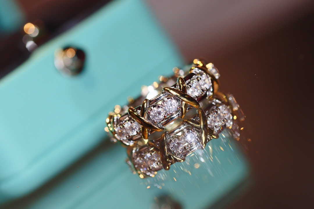 NO:633153,Tiff@ny sixteen stone diamond ring ZP This one should be a designer model from the T family. Not many people buy it, so don’t worry about competing styles!  'Jean Schlumberger has a unique interpretation of the 'X' symbol that symbolizes love. We use V gold material, which are V platinum and V gold. The inner cuts are all one color, which retains color N times better than ordinary silver gold plating. The diamond is 1.14 carats. The imported top moissanite fiery simulated diamond makes this ring infinitely close to ZP and more realistic. You can take a look at the details. There is no authentic product that can not achieve this kind of details! Challenge a new version on the market. With ZP development, it is so willful [呲呲]  Size 5678,88220,,ring,gold,gold plating,Cardia high-end jewelry19860909Tiff@ny sixteen stone钻戒 ZP 这款应该是属于 T家设计师款的,买的人不算多 所以不必担心撞款！ “ Jean Schlumberger对象征爱情的“X”符号进行了独特的诠释.我们采用V金材质 分别是V白金和V黄金 内里切口都是一只颜色 比普通银镀金保色N倍 钻石1.14克拉采用进口顶级莫桑钻火彩的仿真钻让这款戒指无限接近ZP 来的更加逼真.可以看下细节 没有正品无法做到这种细节！挑战市面更种版本 拥有ZP开发,就是这么任性[呲牙] 尺码5678 ,88220,,ring,gold,gold plating,卡迪亚高端饰品,Jewelry