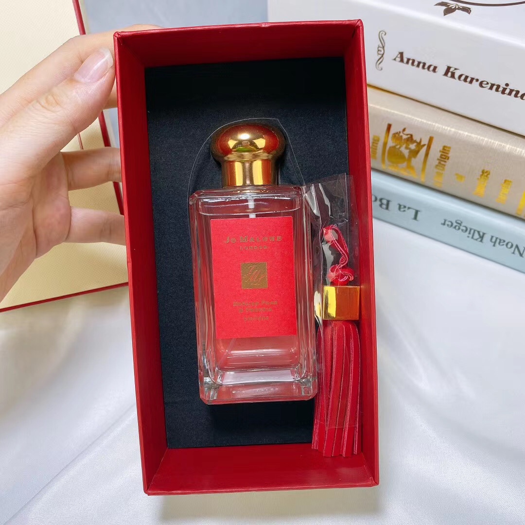 专柜品质/95💰100ml
专柜品质/75💰30ml
祖马龙新款 古典流苏大红英国梨香水100ml-30ml 两种规格到齐