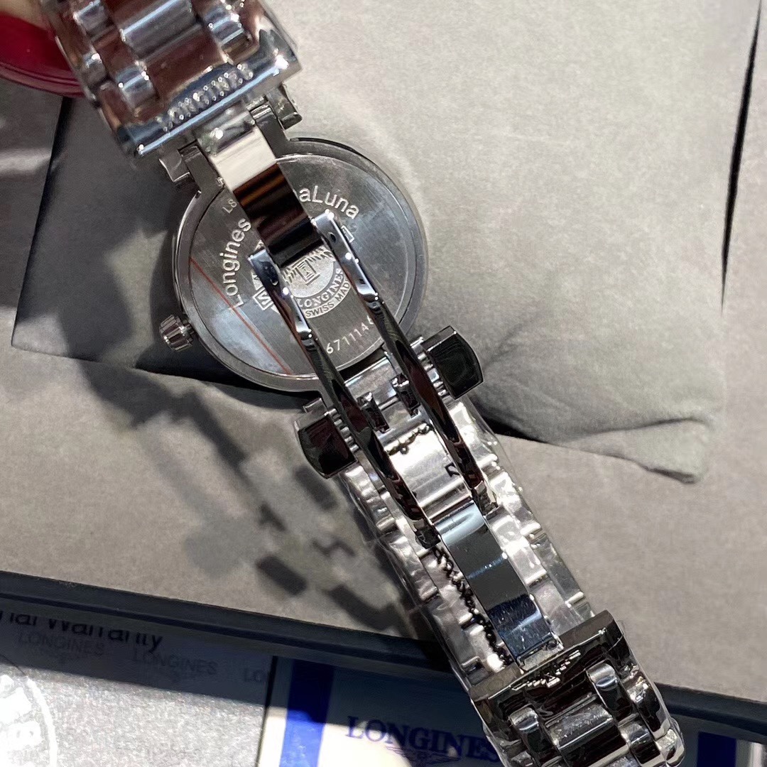 Longines 浪琴心月系列女士腕表，精钢圆形表壳，表径30mm，抗磨损合成双卜蓝宝石玻璃（数据同步 ），蓝钢指针