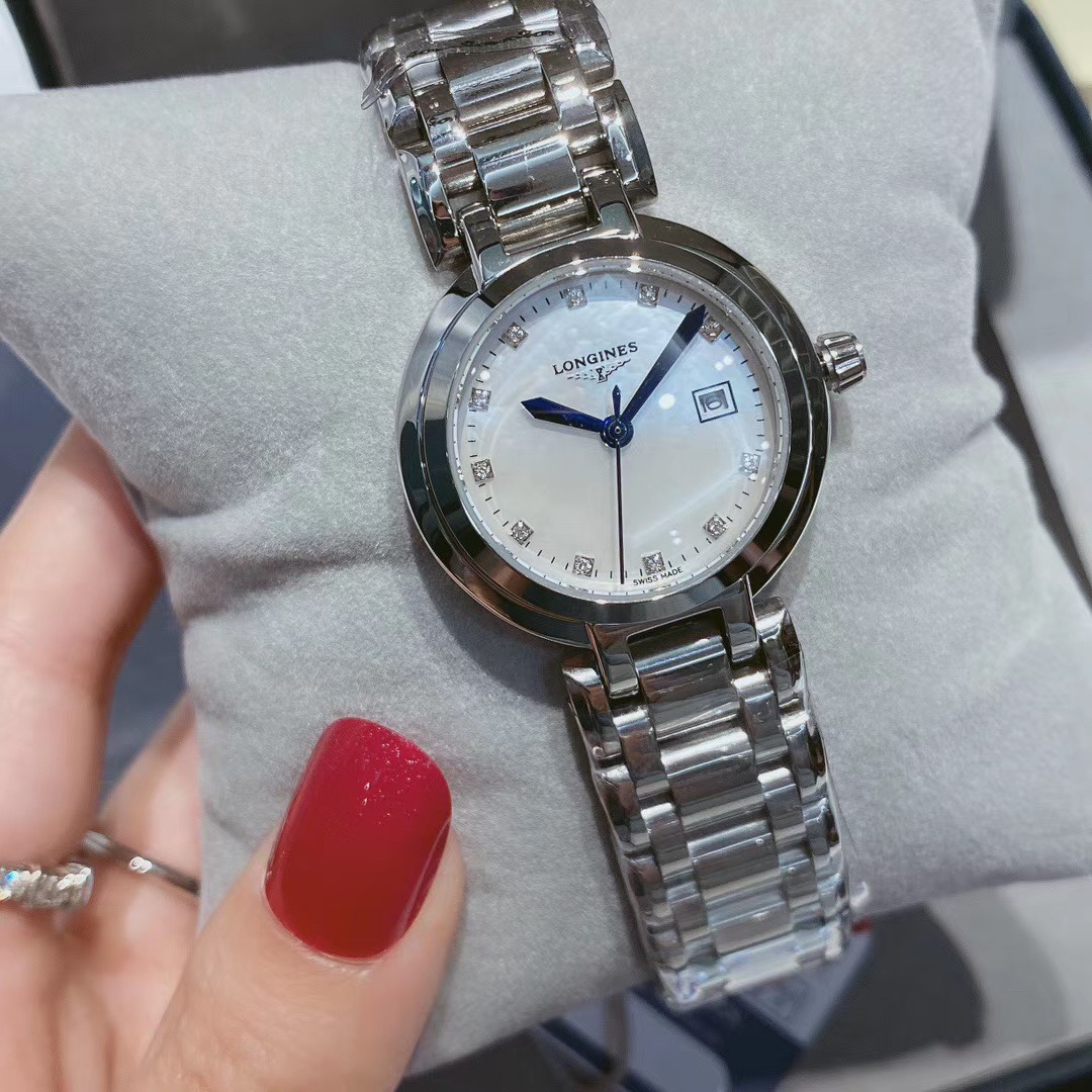 Longines 浪琴心月系列女士腕表，精钢圆形表壳，表径30mm，抗磨损合成双卜蓝宝石玻璃（数据同步 ），蓝钢指针