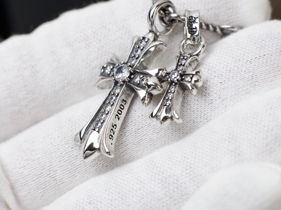 💰238 Chrome Hearts克罗心双十字项链 重工高端定制💝时尚简约 ✨优雅个性美丽  超火爆 ‼️✨时尚款怎么戴怎么美💋💋💋整圈散发着炫目的光彩😱😱‼️‼️送人自用各种高大上✨亚金材质  ⚛️ 银色玫瑰金黄金色 💰.