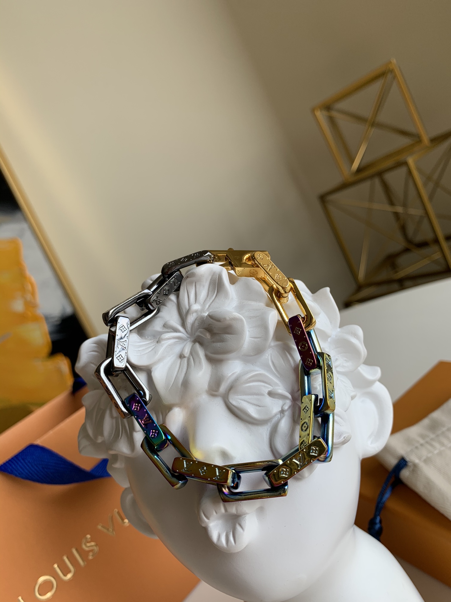 NO:395747,Colorful quenching laser bracelet lock bracelet item number M68242 original purchase made, three-layer polished, excellent quality, very good wearing effect [color].,LV [original leather],louis vuitton,bracelet19860909炫彩淬火镭射手链锁扣手链 货号M68242原版购入打造 三层打磨 成色出彩 佩戴效果非常不错[色] .,LV【原厂皮】,louis vuitton,bracelet,Bag