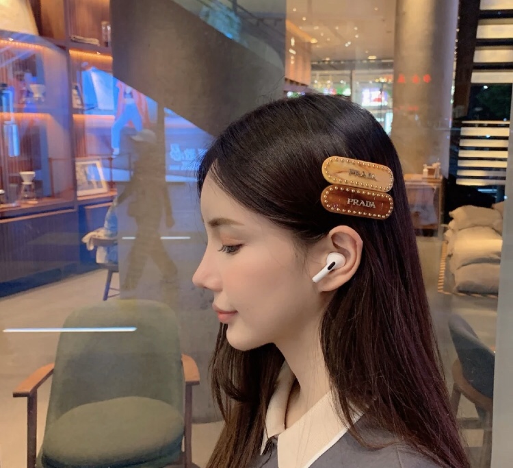 NO:631702,A sense of atmosphere. Pictures of wearing hairpins for young ladies. Rich family’s daughter’s sense of sight, hairpins, Cartier high-end jewelry.19860909氛围感 大小姐发夹佩戴图 富家千金即视感,,hairpins,卡迪亚高端饰品,Jewelry