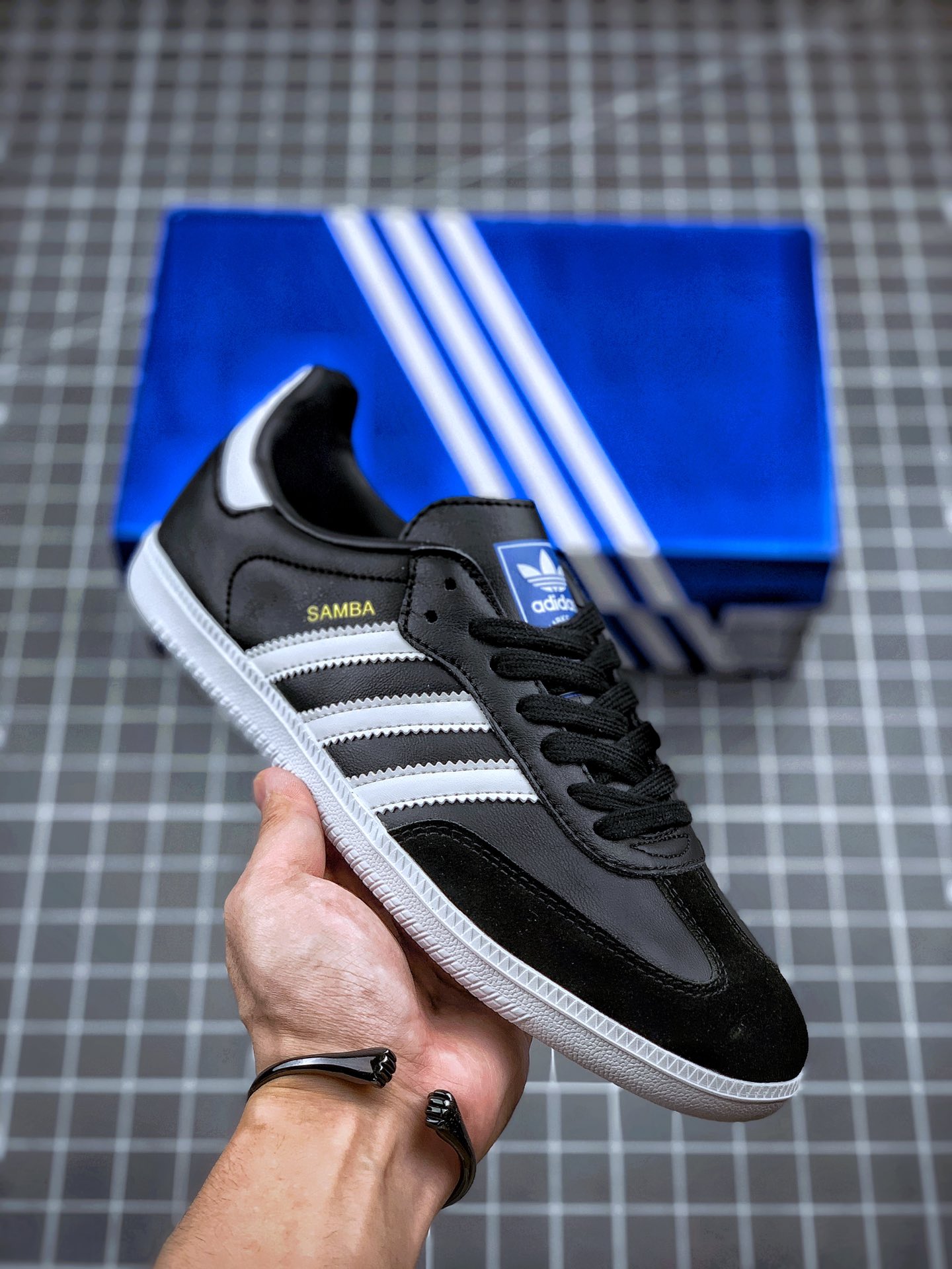 170 Adidas Samba OG Club 桑巴纪念日系列 黑白 平底室内足球风复古休跑鞋“黑白烫金”  货号：B75807