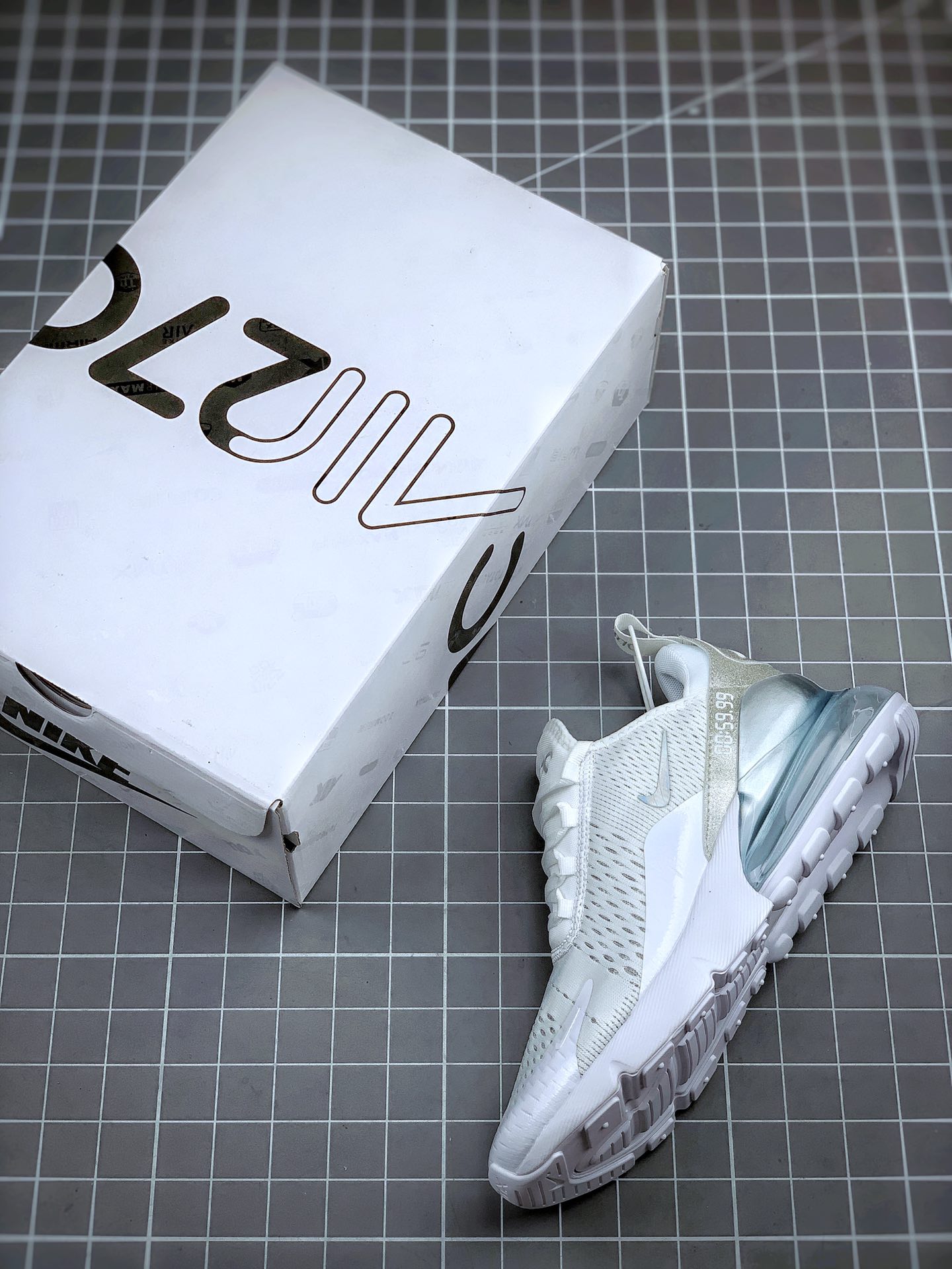 220 Air Max 270 白银镭射  货号：CD8497-100