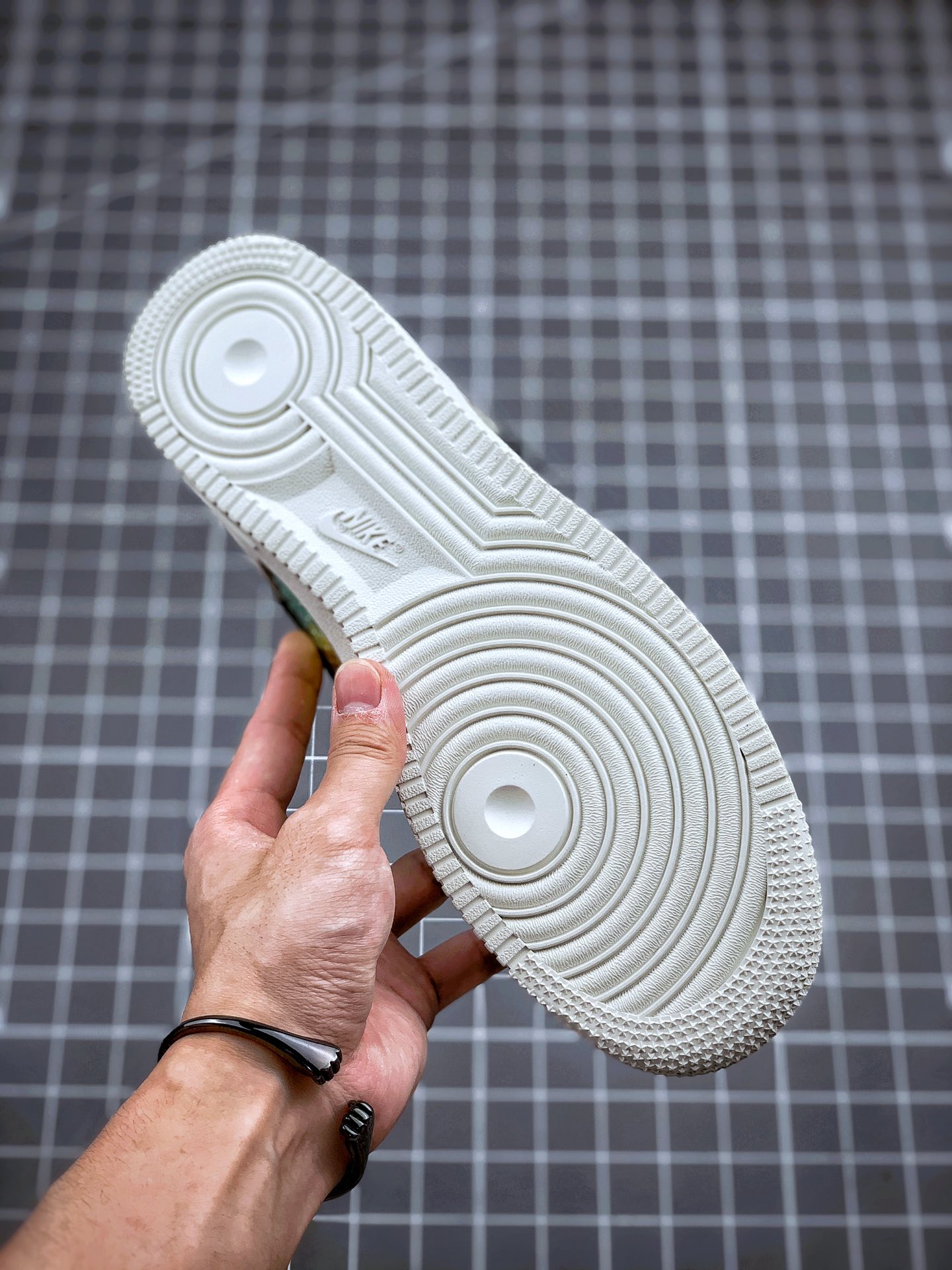 230 Air Force 1 “IridescentSnakeskin” 灰白全息蛇纹