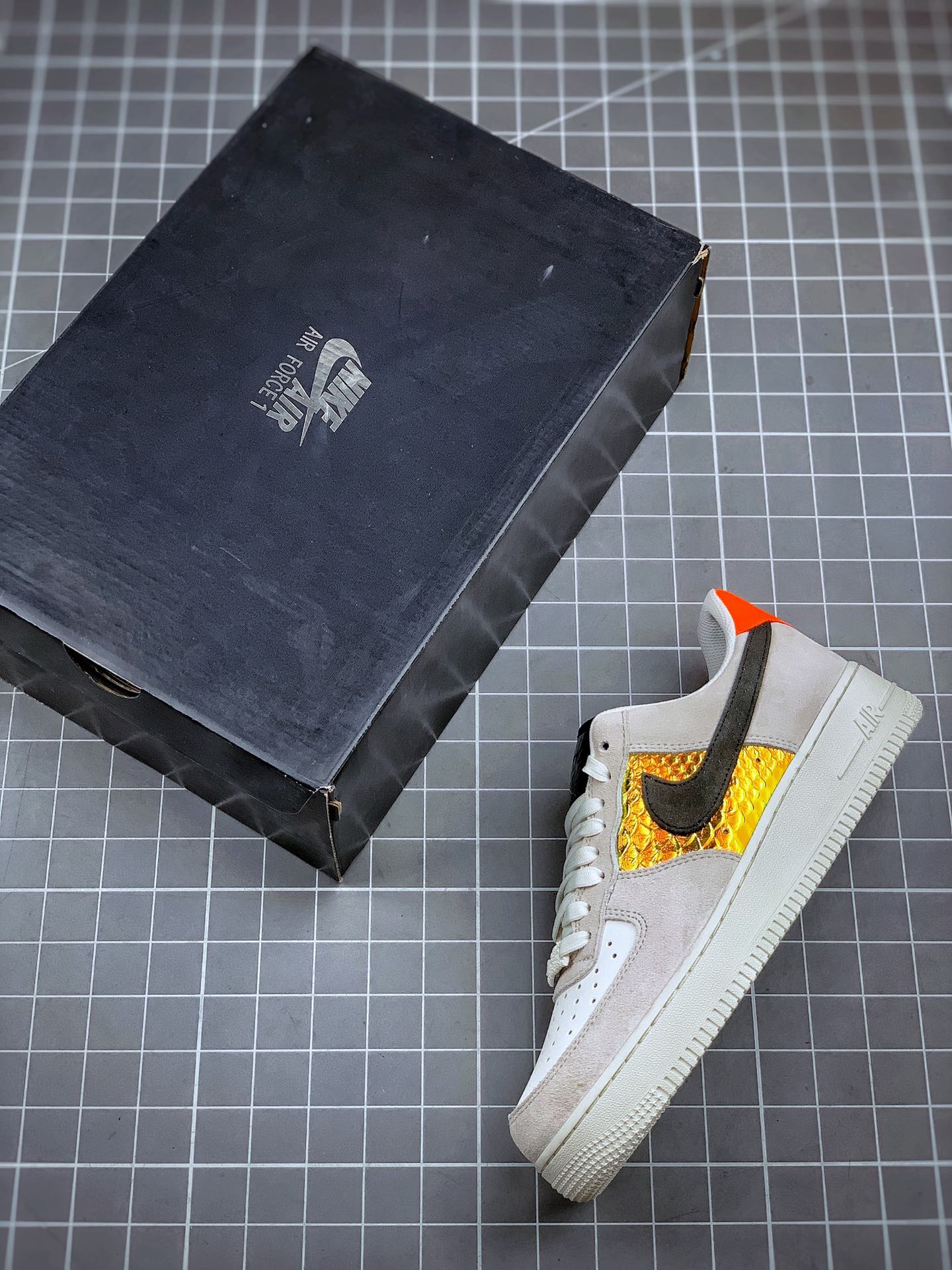 230 Air Force 1 “IridescentSnakeskin” 灰白全息蛇纹