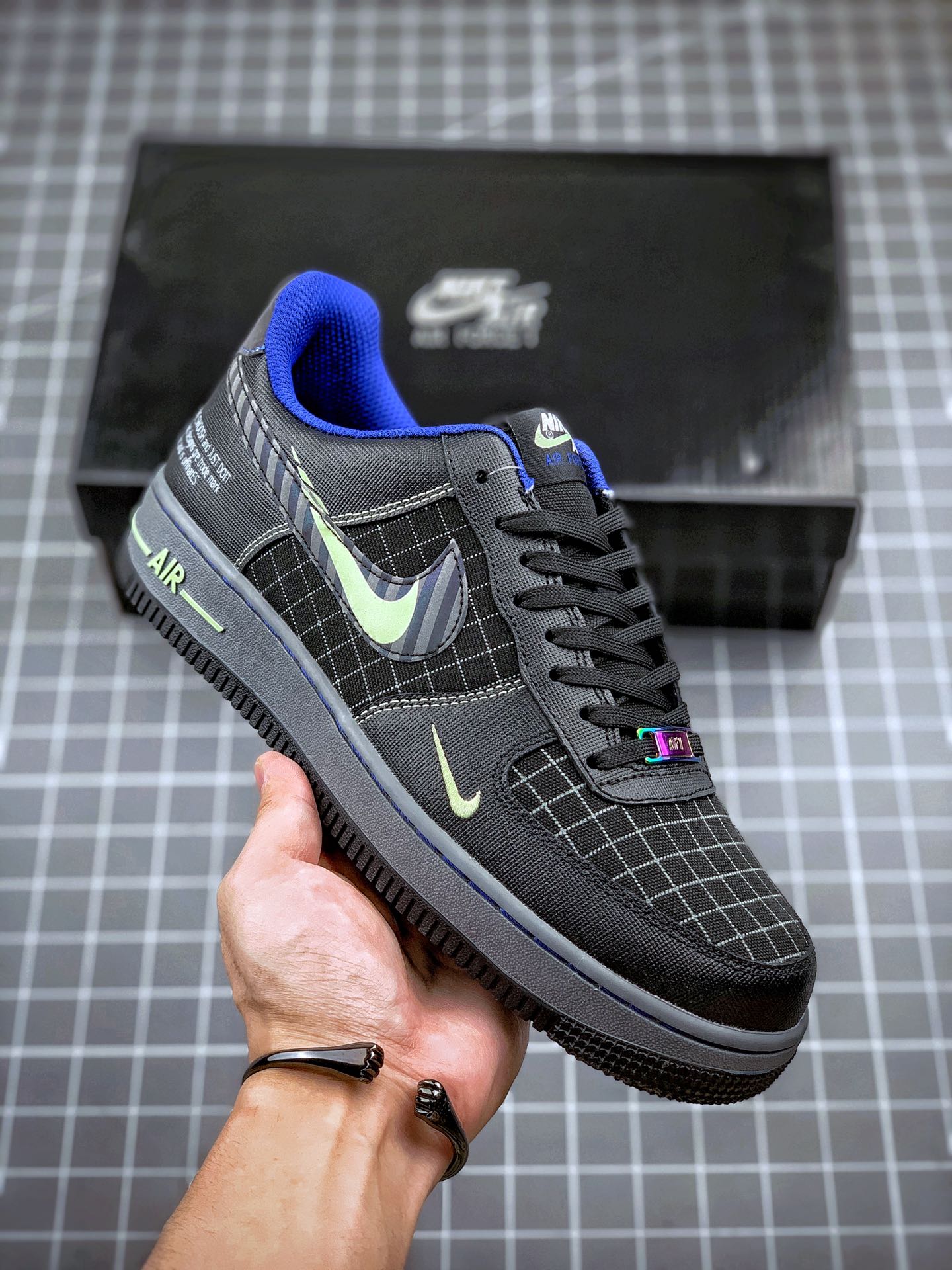 250 Air Force 1 ’ 07 暗影黑紫双钩 官网同步发售