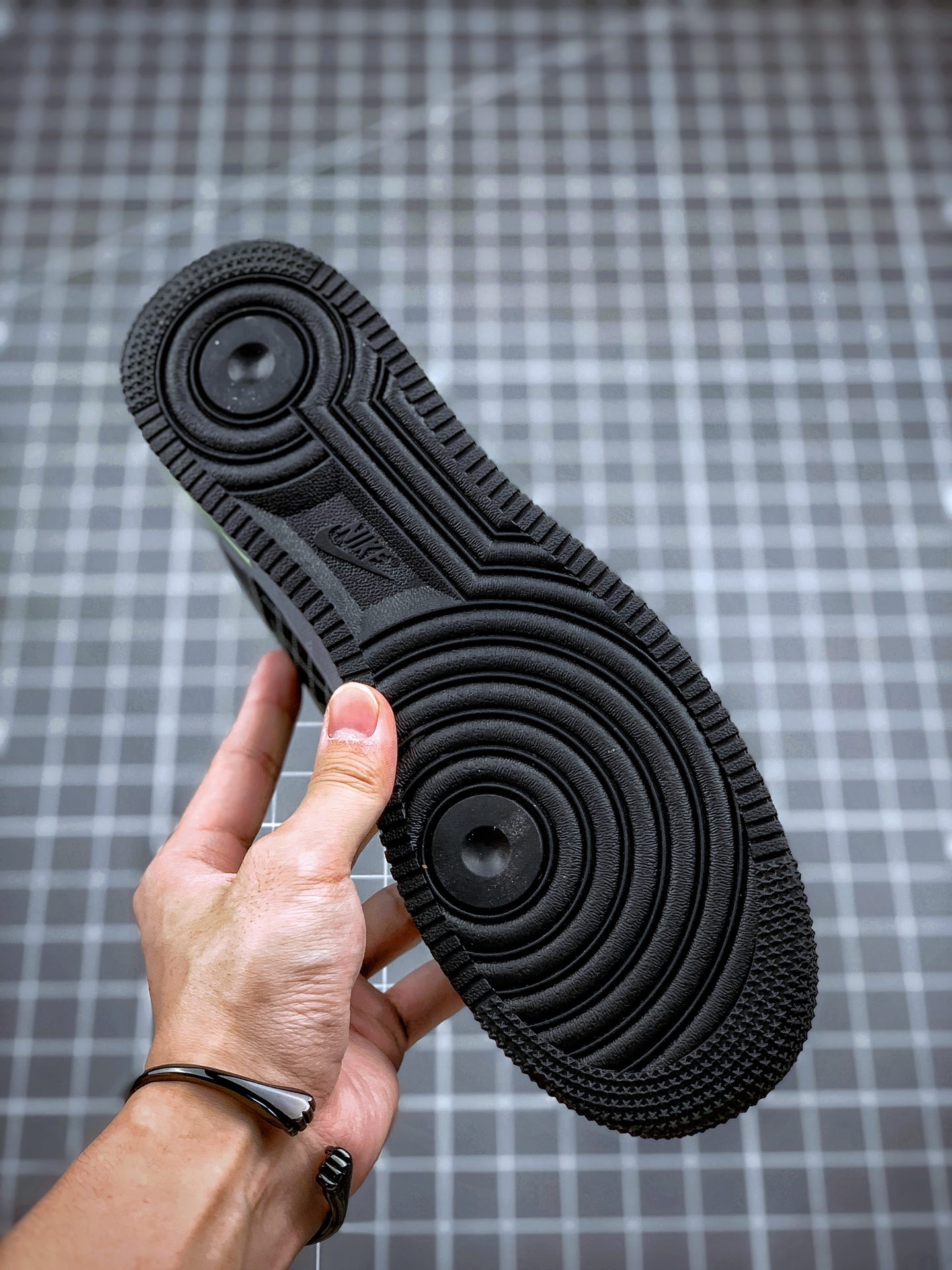 250 Air Force 1 ’ 07 暗影黑紫双钩 官网同步发售